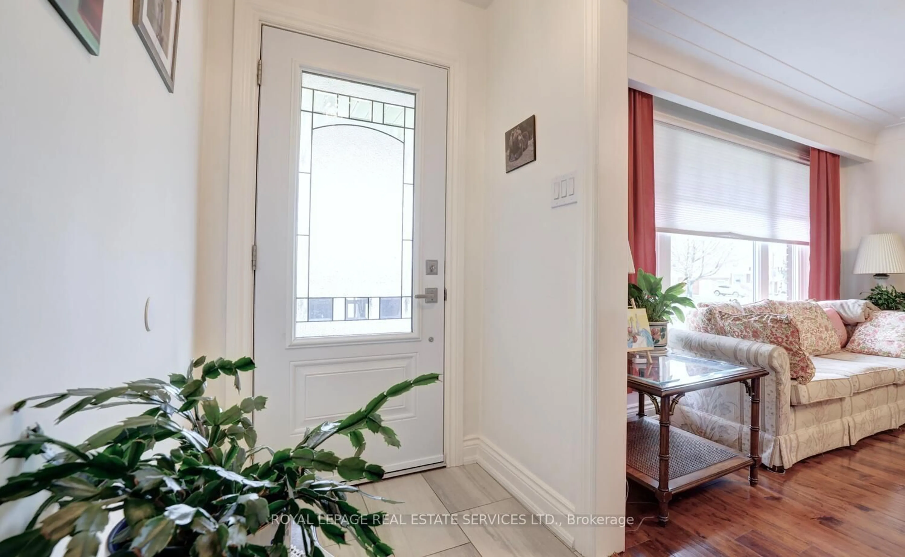 Indoor entryway for 163 Bendamere Ave, Hamilton Ontario L9C 1N6