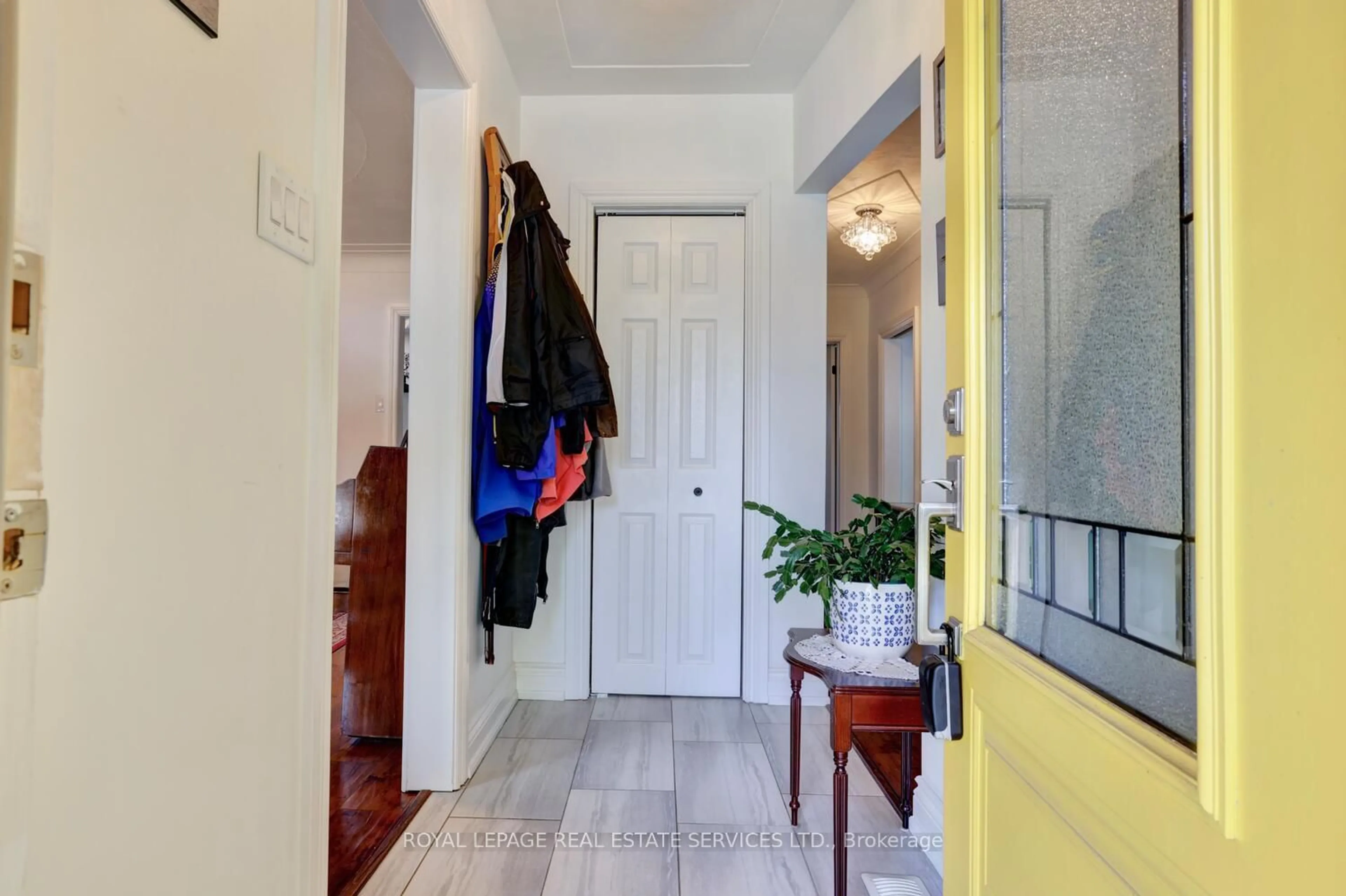 Indoor entryway for 163 Bendamere Ave, Hamilton Ontario L9C 1N6