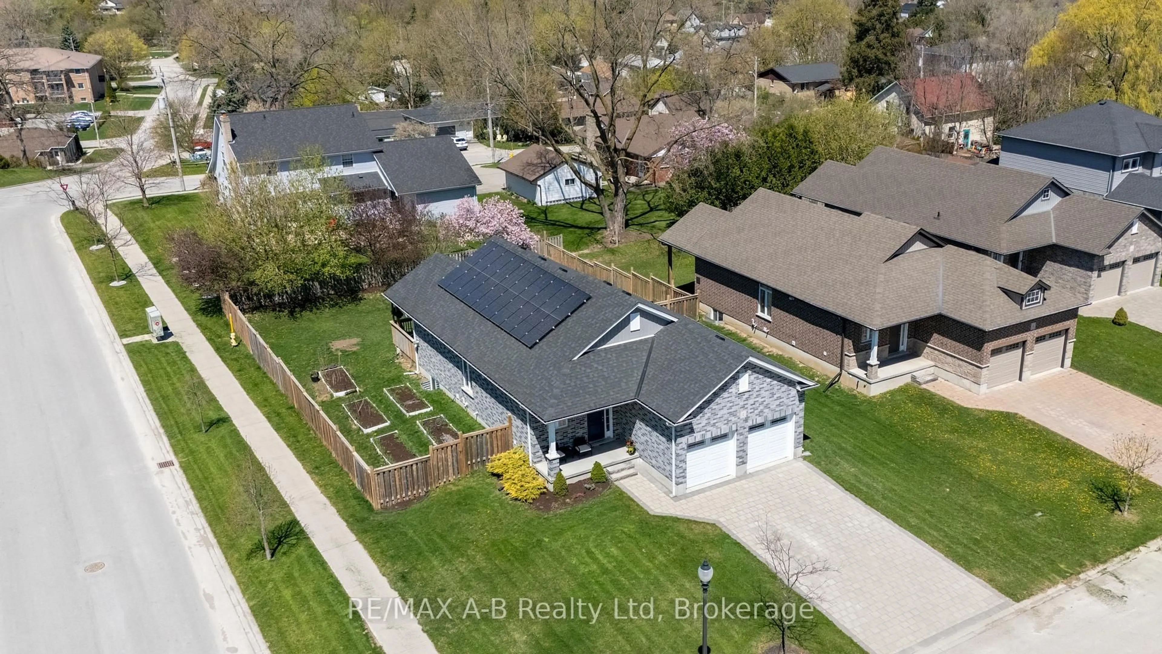 A pic from outside/outdoor area/front of a property/back of a property/a pic from drone, street for 2 Diamondridge Crt, St. Marys Ontario N4X 0B3