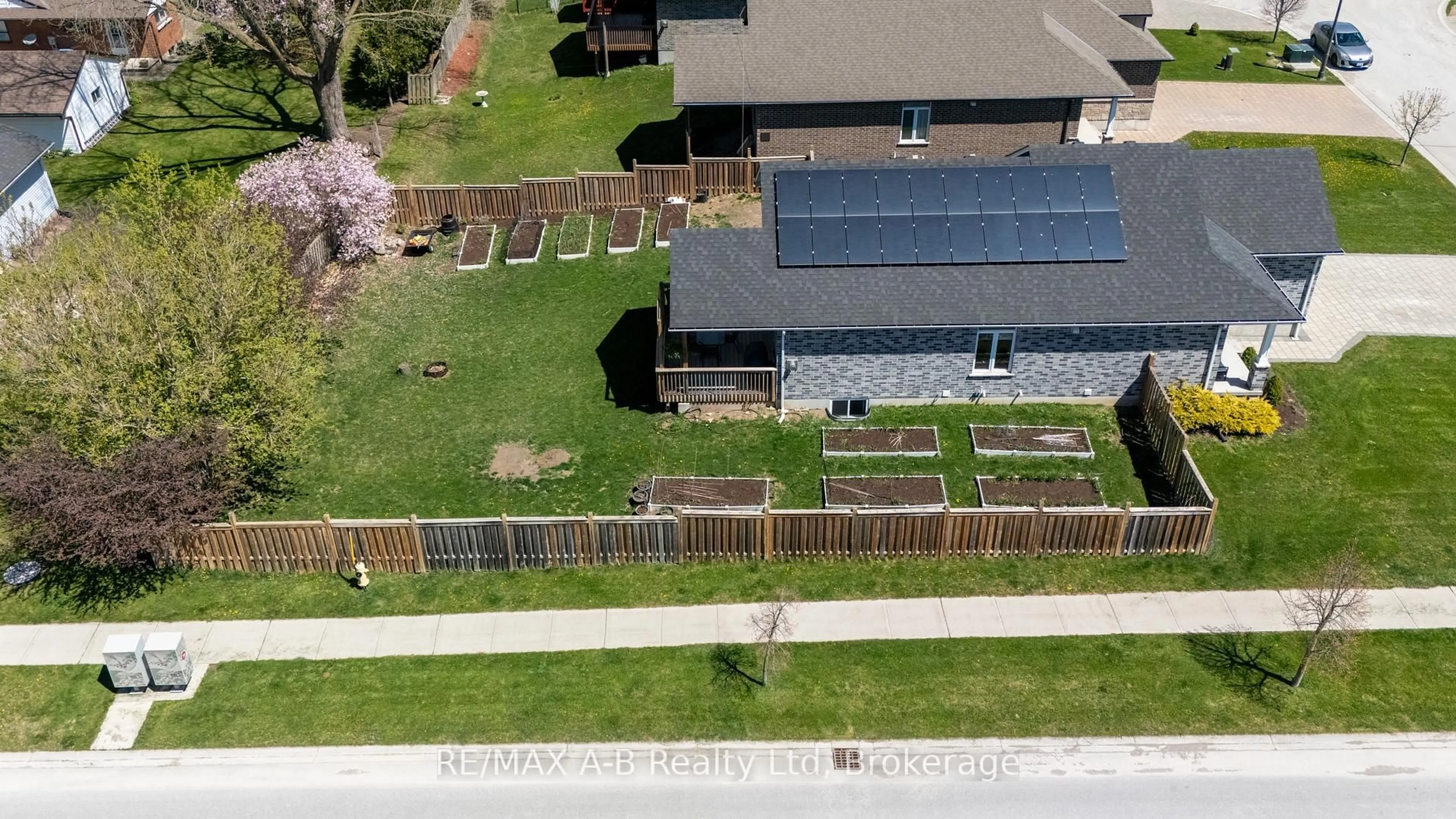 A pic from outside/outdoor area/front of a property/back of a property/a pic from drone, street for 2 Diamondridge Crt, St. Marys Ontario N4X 0B3