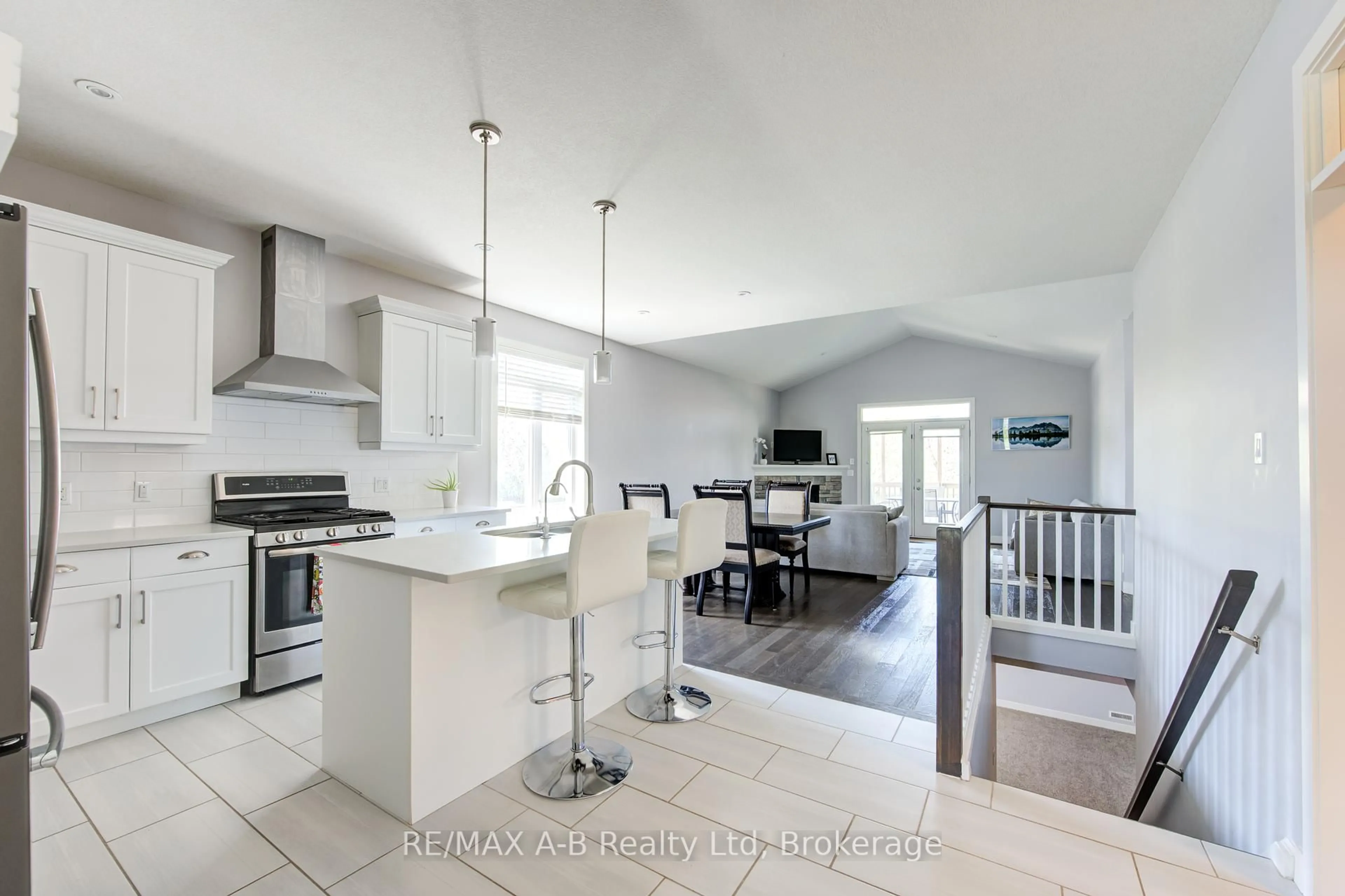 Open concept kitchen, ceramic/tile floor for 2 Diamondridge Crt, St. Marys Ontario N4X 0B3