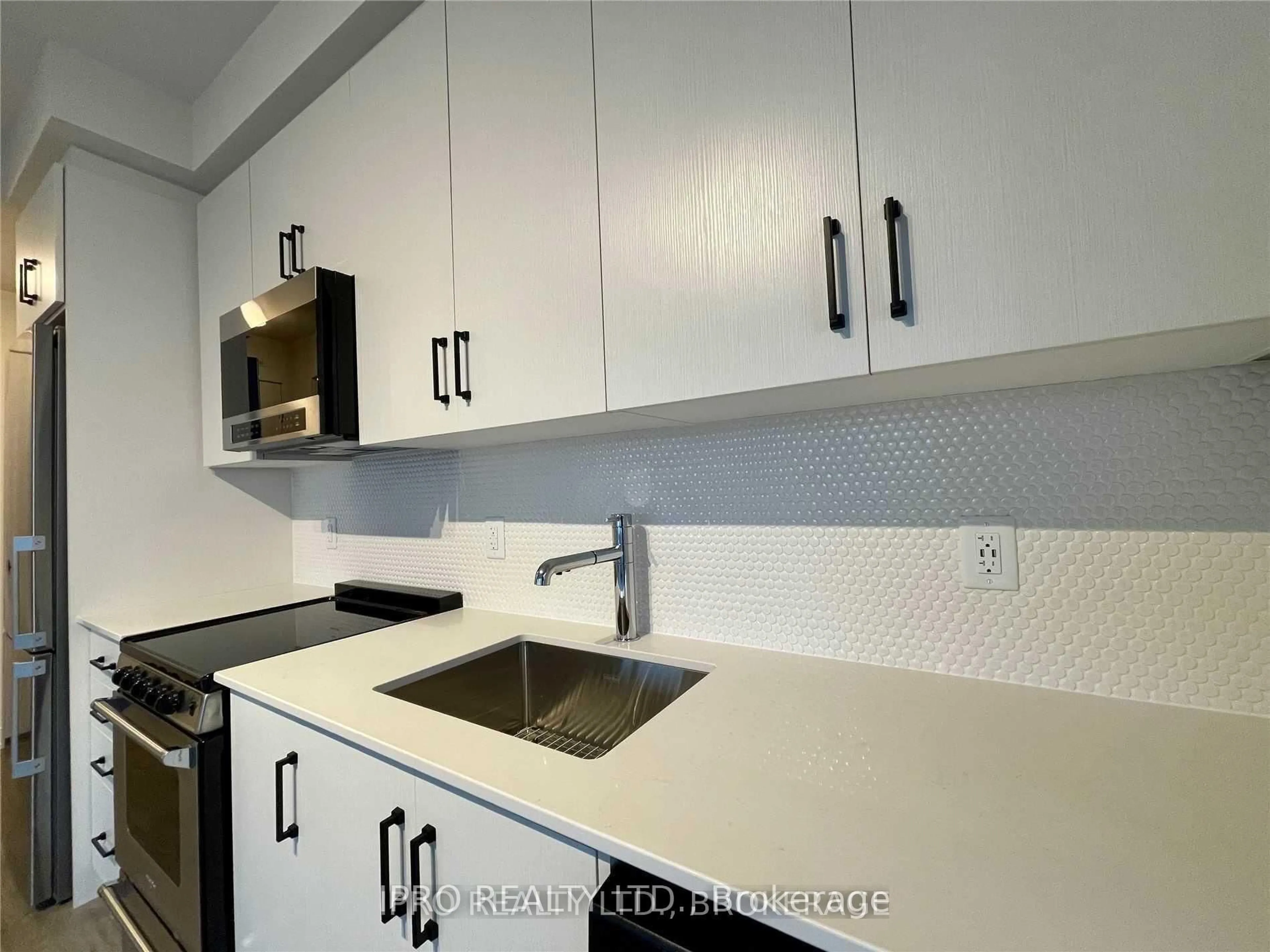 Standard kitchen, unknown for 212 King William St #515, Hamilton Ontario L8R 3N9