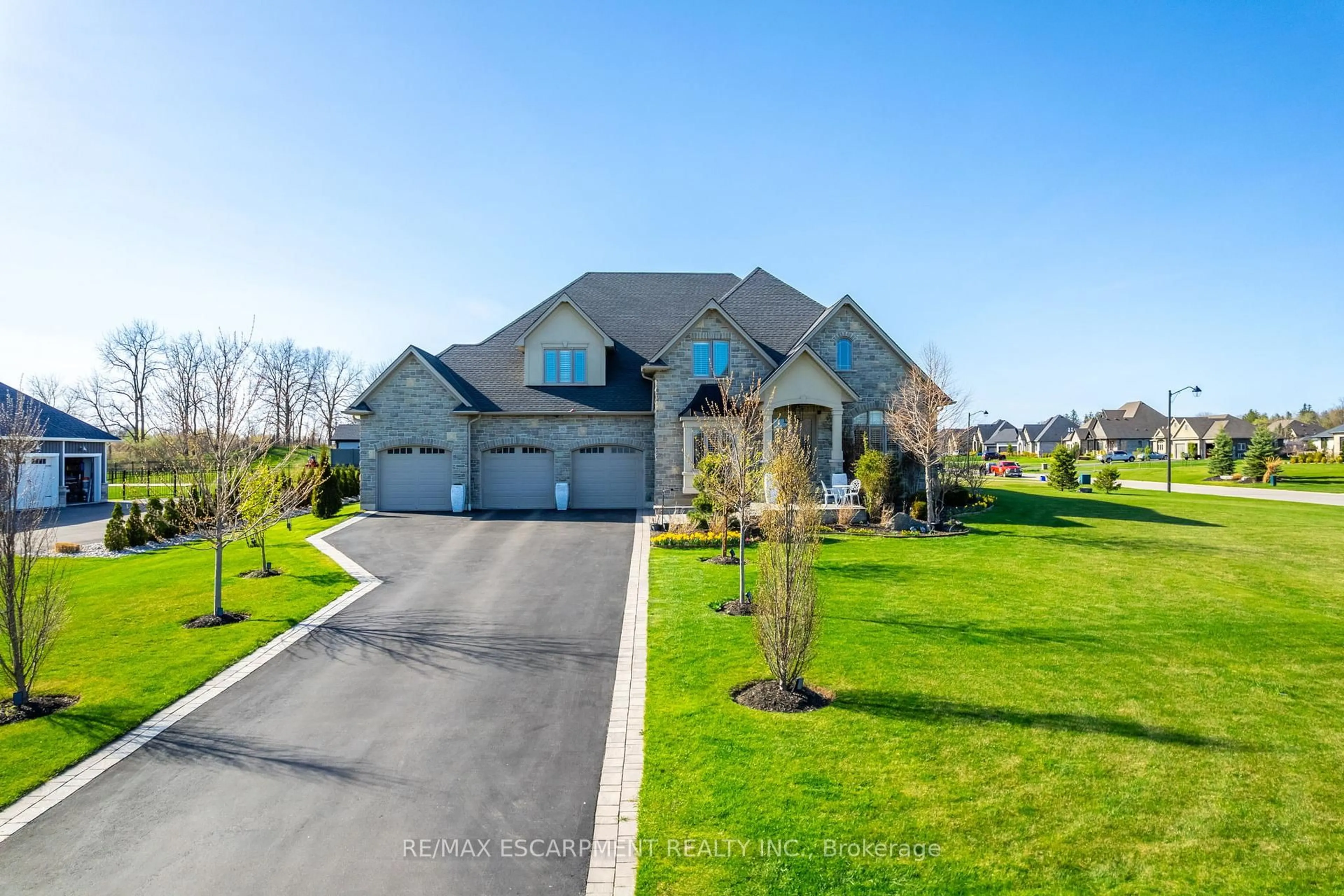 A pic from outside/outdoor area/front of a property/back of a property/a pic from drone, street for 10 Harper Blvd, Brantford Ontario N3T 0E1