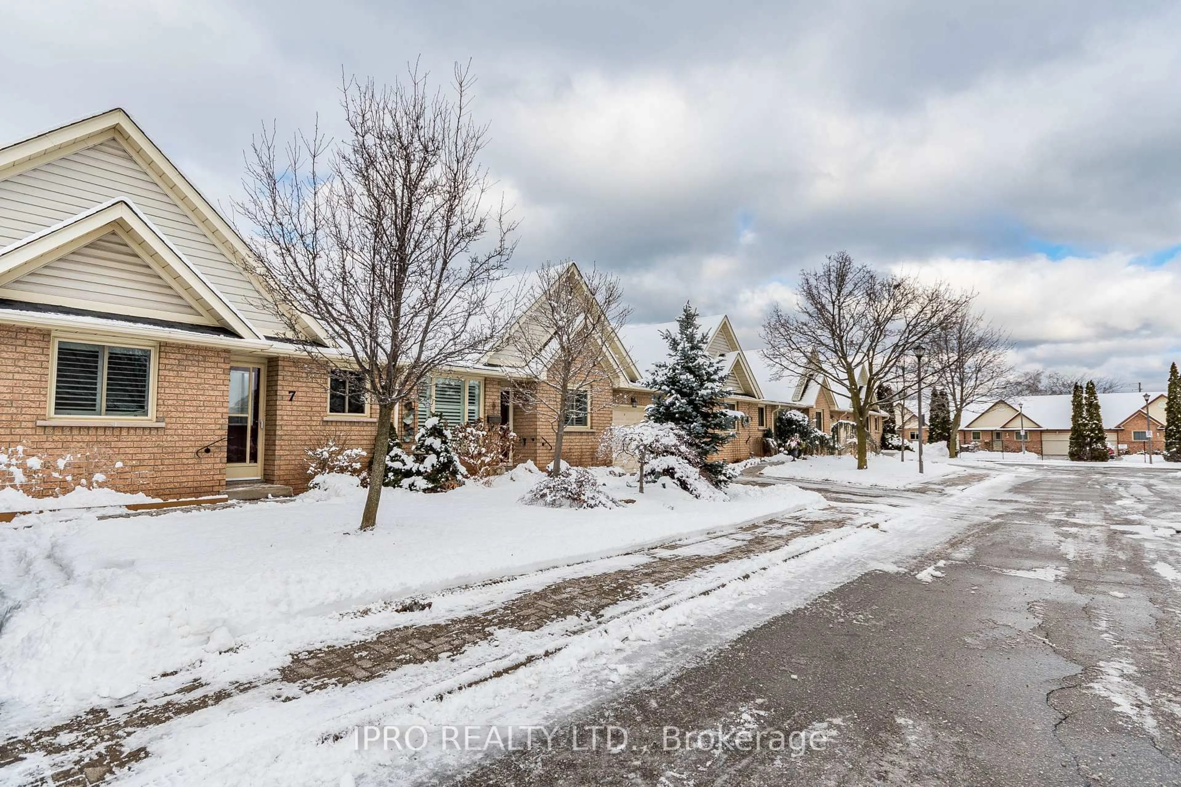 A pic from outside/outdoor area/front of a property/back of a property/a pic from drone, street for 165 Main St #7, Grimsby Ontario L3M 1P2