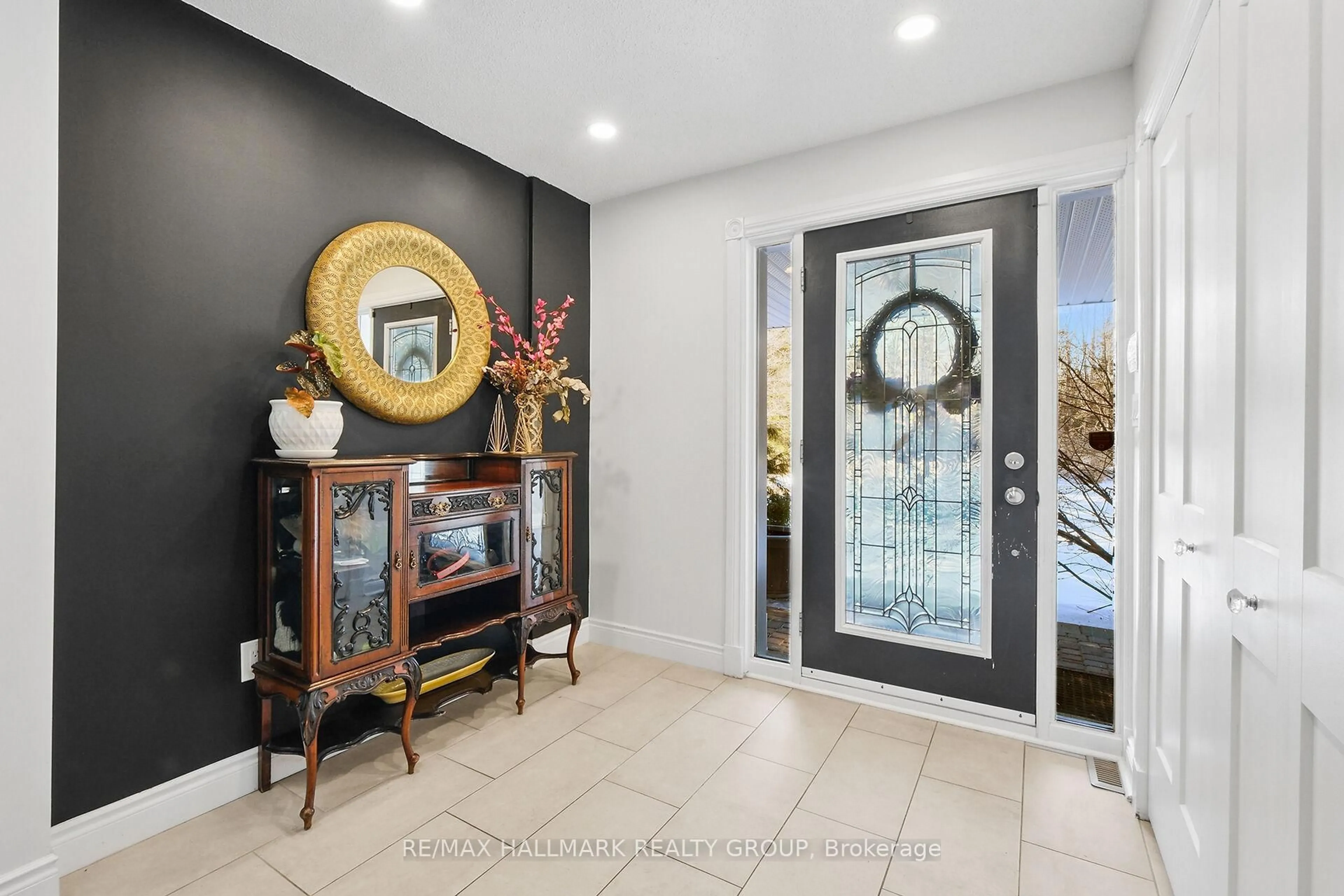 Indoor entryway for 1390 Lough Dr, Ottawa Ontario K4C 1A9