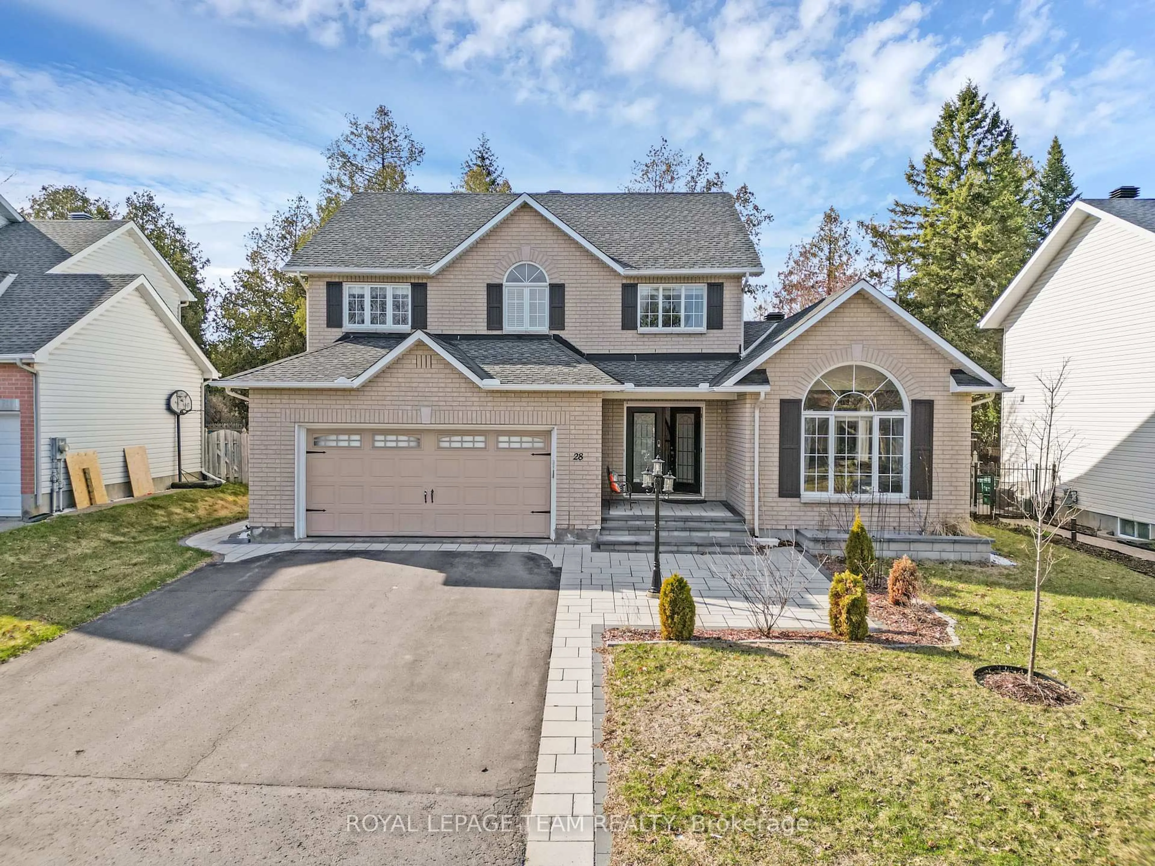 Home with vinyl exterior material, street for 28 RENSHAW Ave, Stittsville Ontario K2S 1G9
