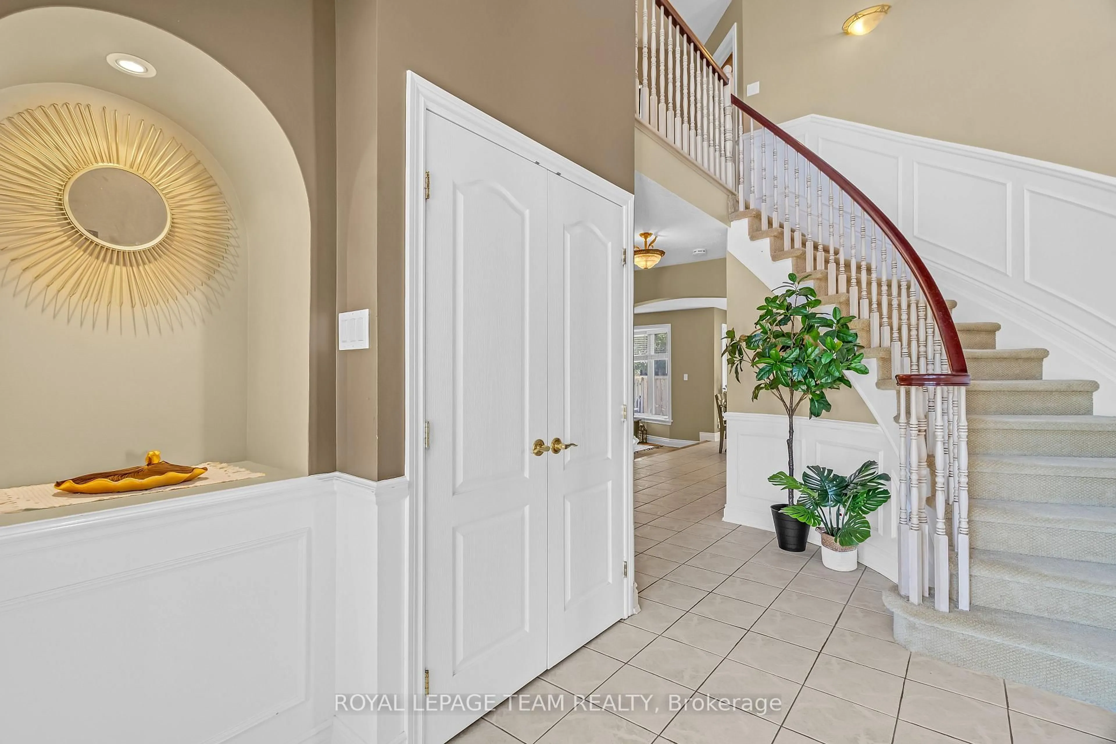 Indoor entryway for 28 RENSHAW Ave, Stittsville Ontario K2S 1G9