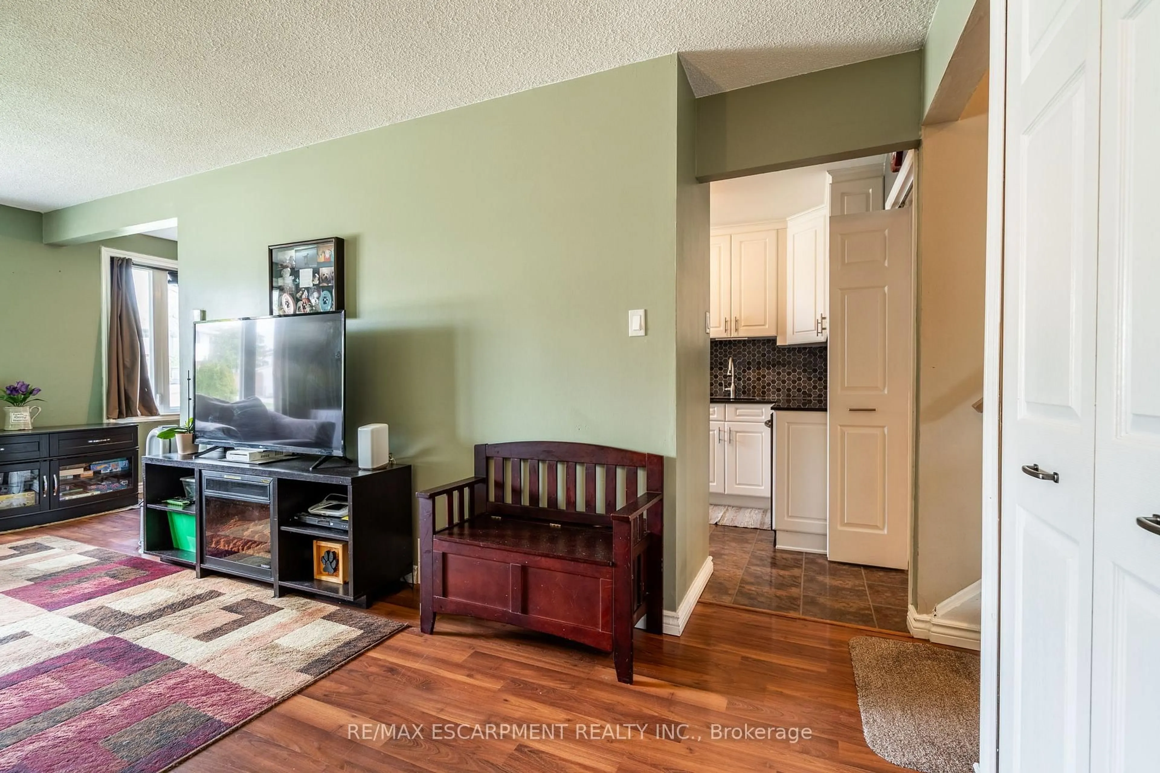 Living room with furniture, unknown for 12 BRENDAN Crt, Hamilton Ontario L8T 4R4