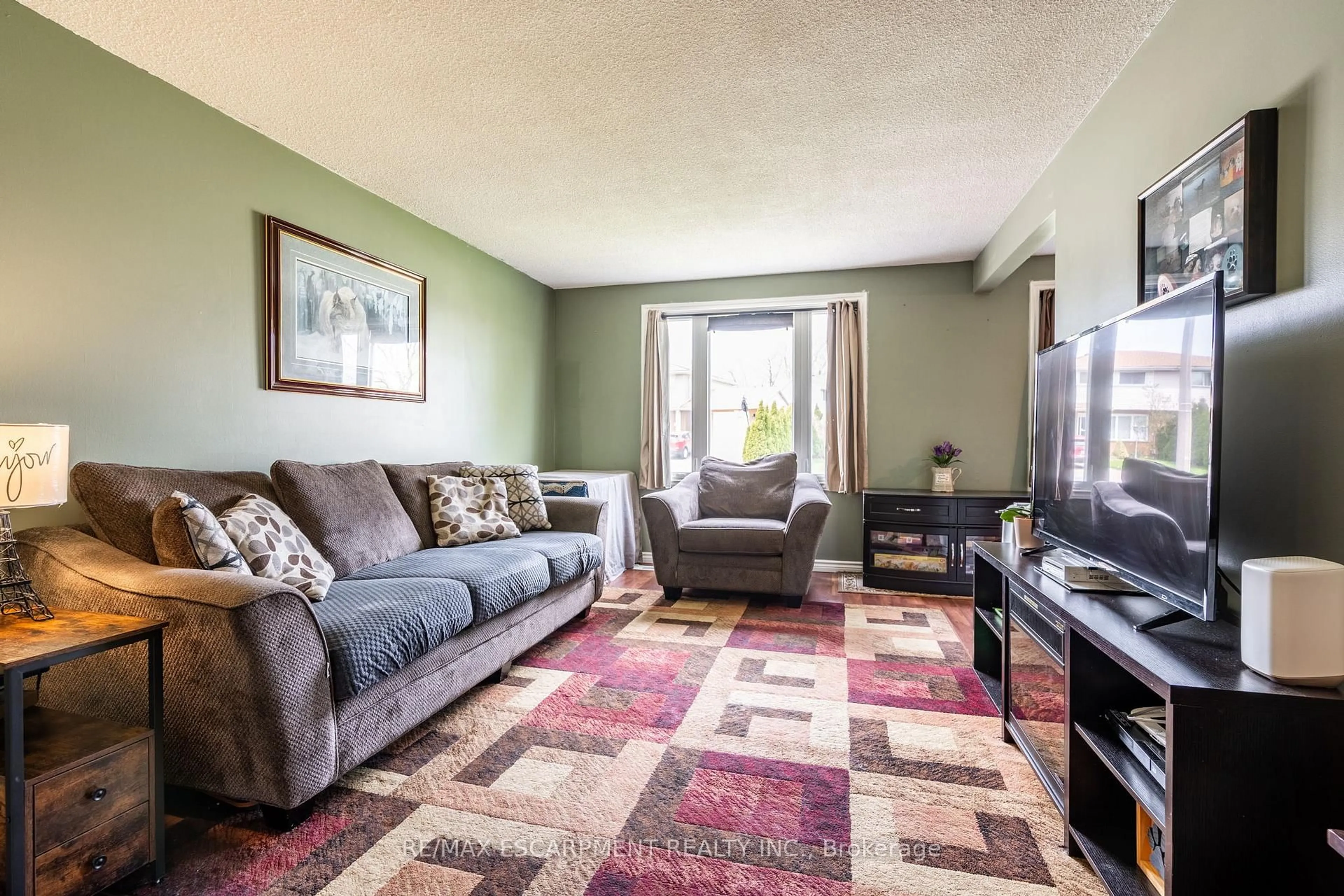 Living room with furniture, unknown for 12 BRENDAN Crt, Hamilton Ontario L8T 4R4