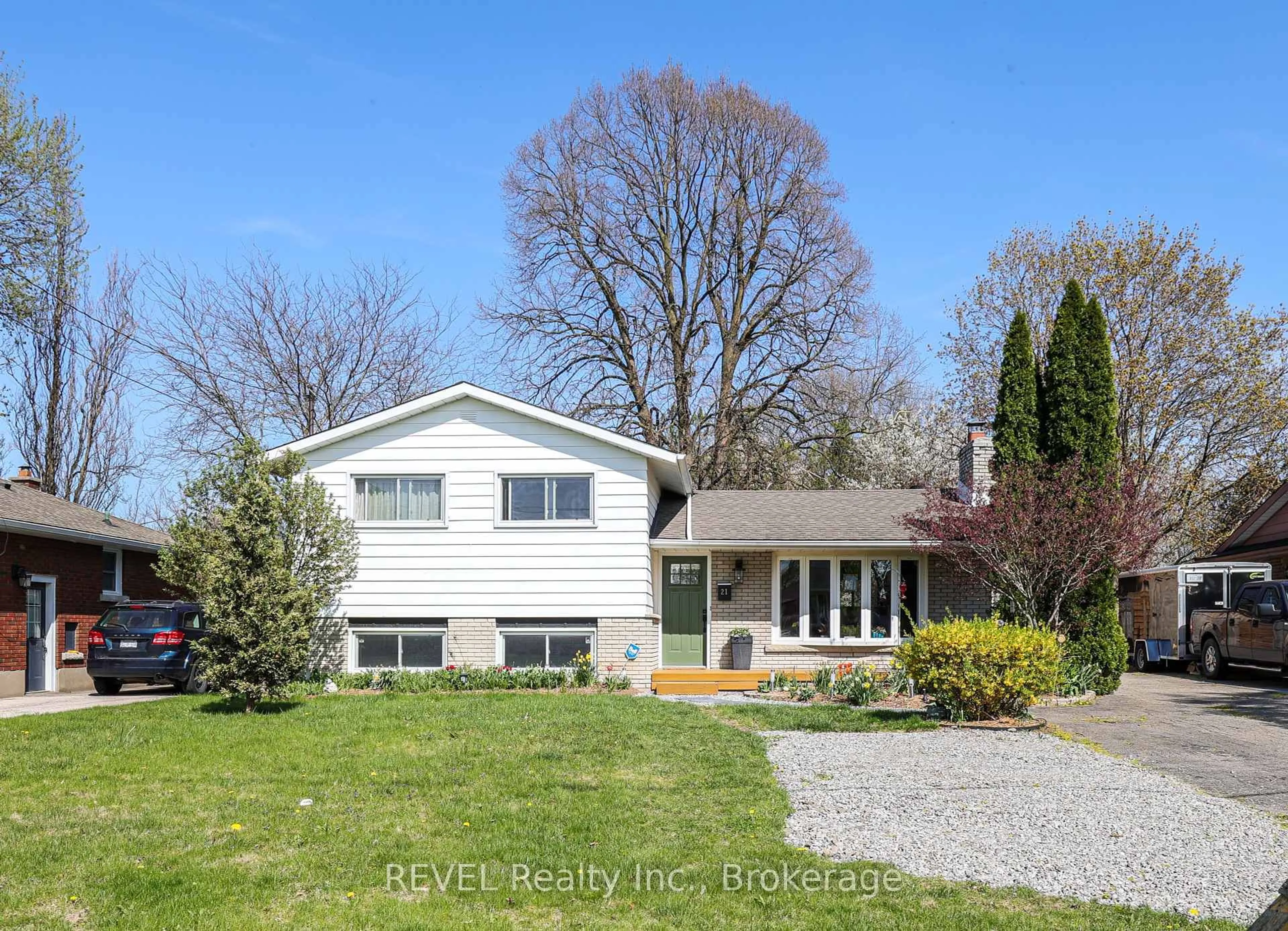 A pic from outside/outdoor area/front of a property/back of a property/a pic from drone, unknown for 21 Foxglove Ave, St. Catharines Ontario L2M 3E7