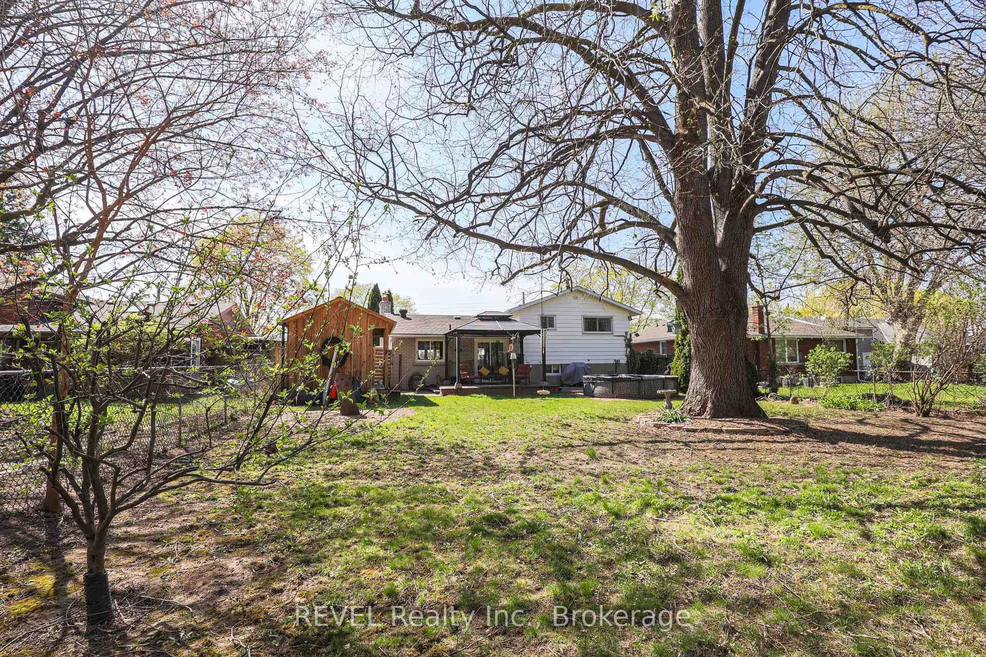 A pic from outside/outdoor area/front of a property/back of a property/a pic from drone, street for 21 Foxglove Ave, St. Catharines Ontario L2M 3E7