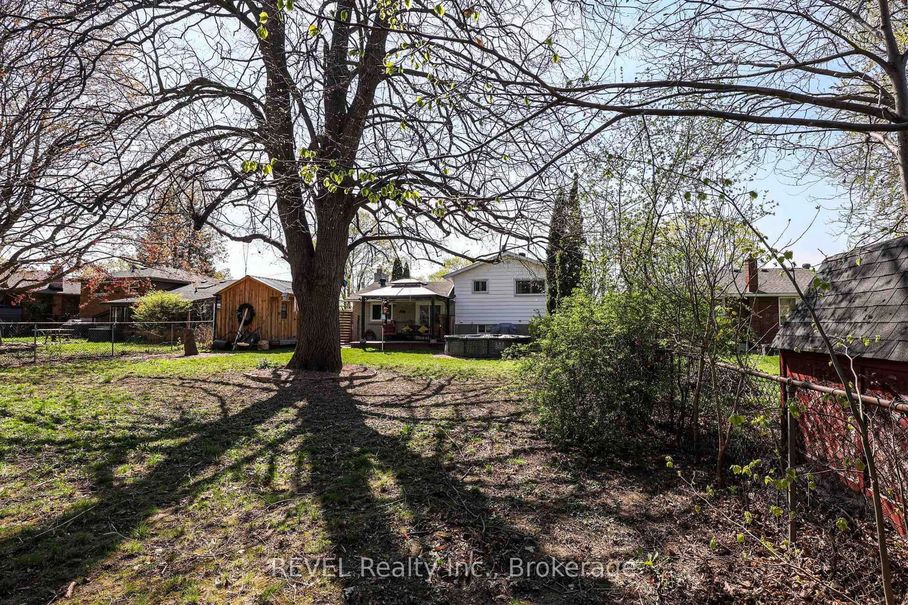 A pic from outside/outdoor area/front of a property/back of a property/a pic from drone, street for 21 Foxglove Ave, St. Catharines Ontario L2M 3E7