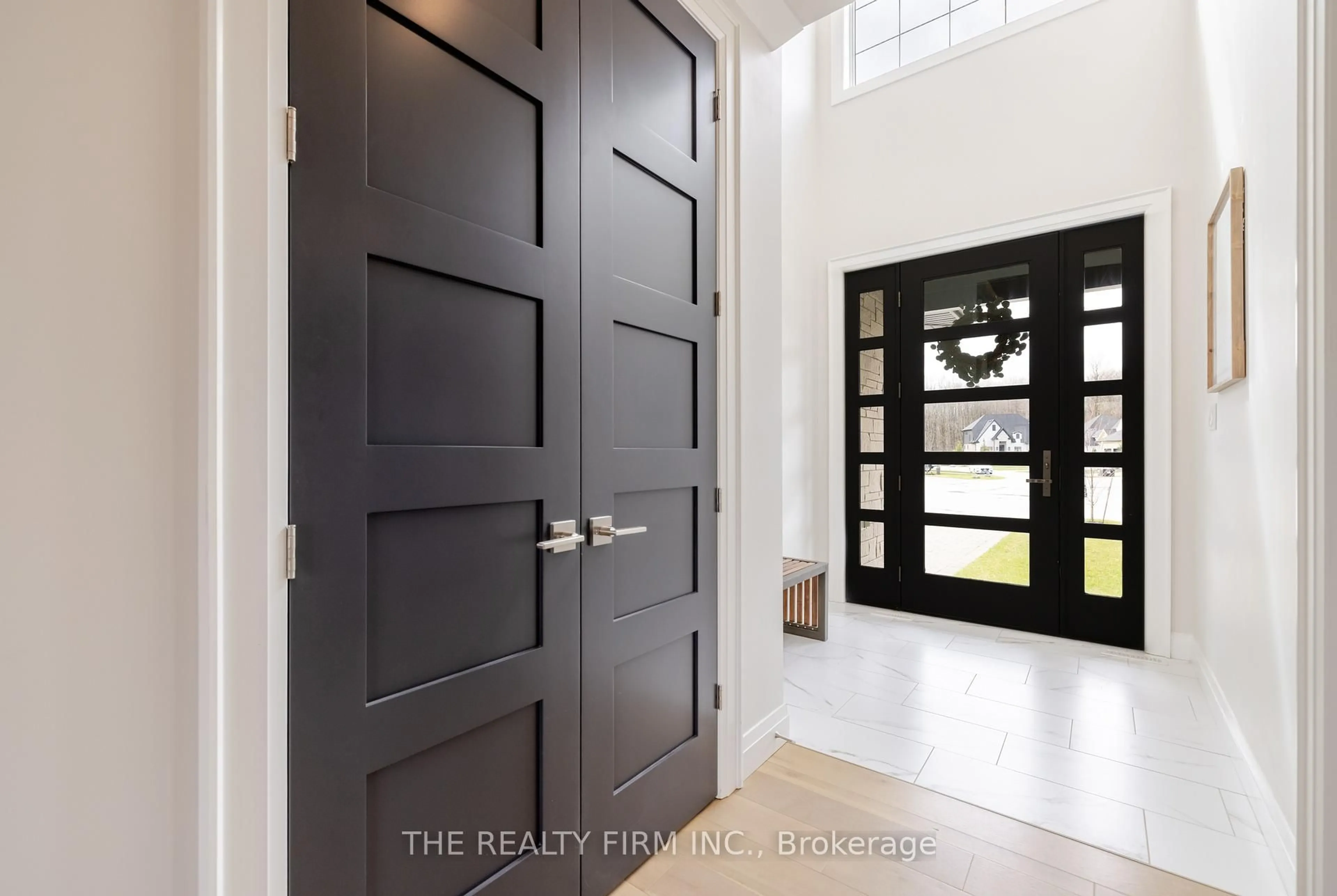 Indoor entryway for 17 Oscar Davis Crt, Strathroy-Caradoc Ontario N7G 0G3