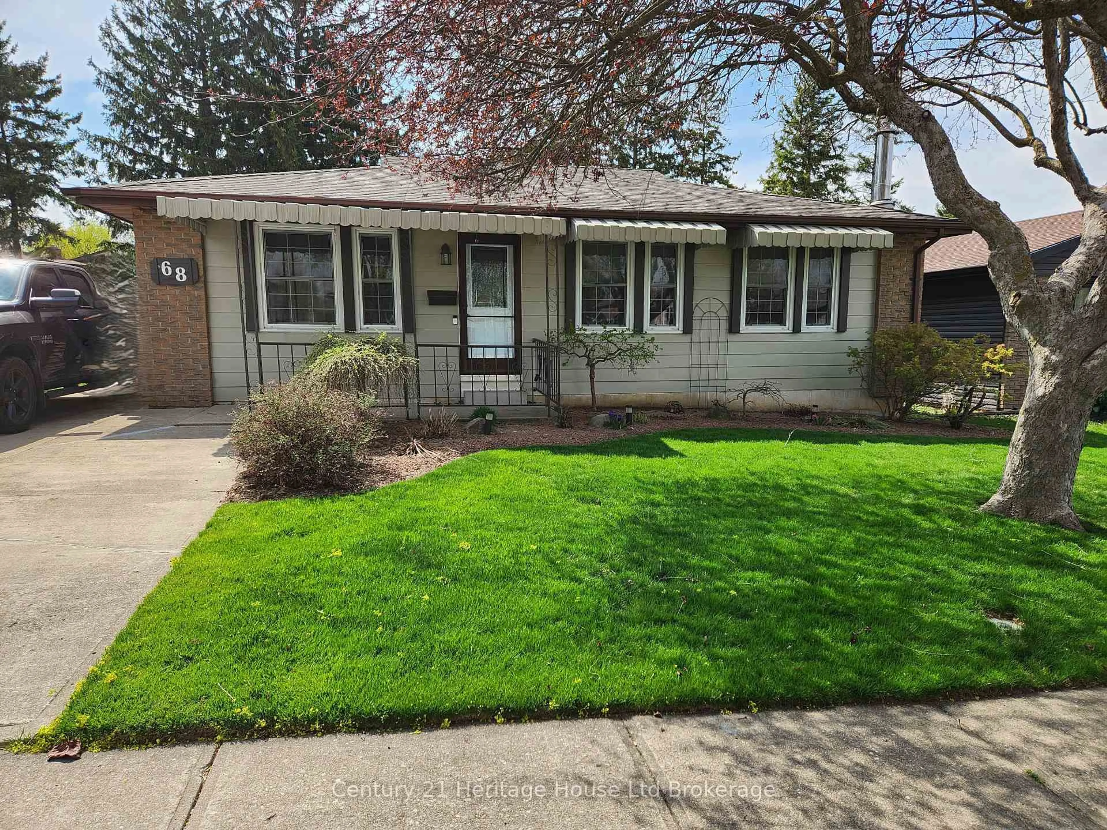 Home with vinyl exterior material, street for 68 Keats Dr, Woodstock Ontario N4S 8B8