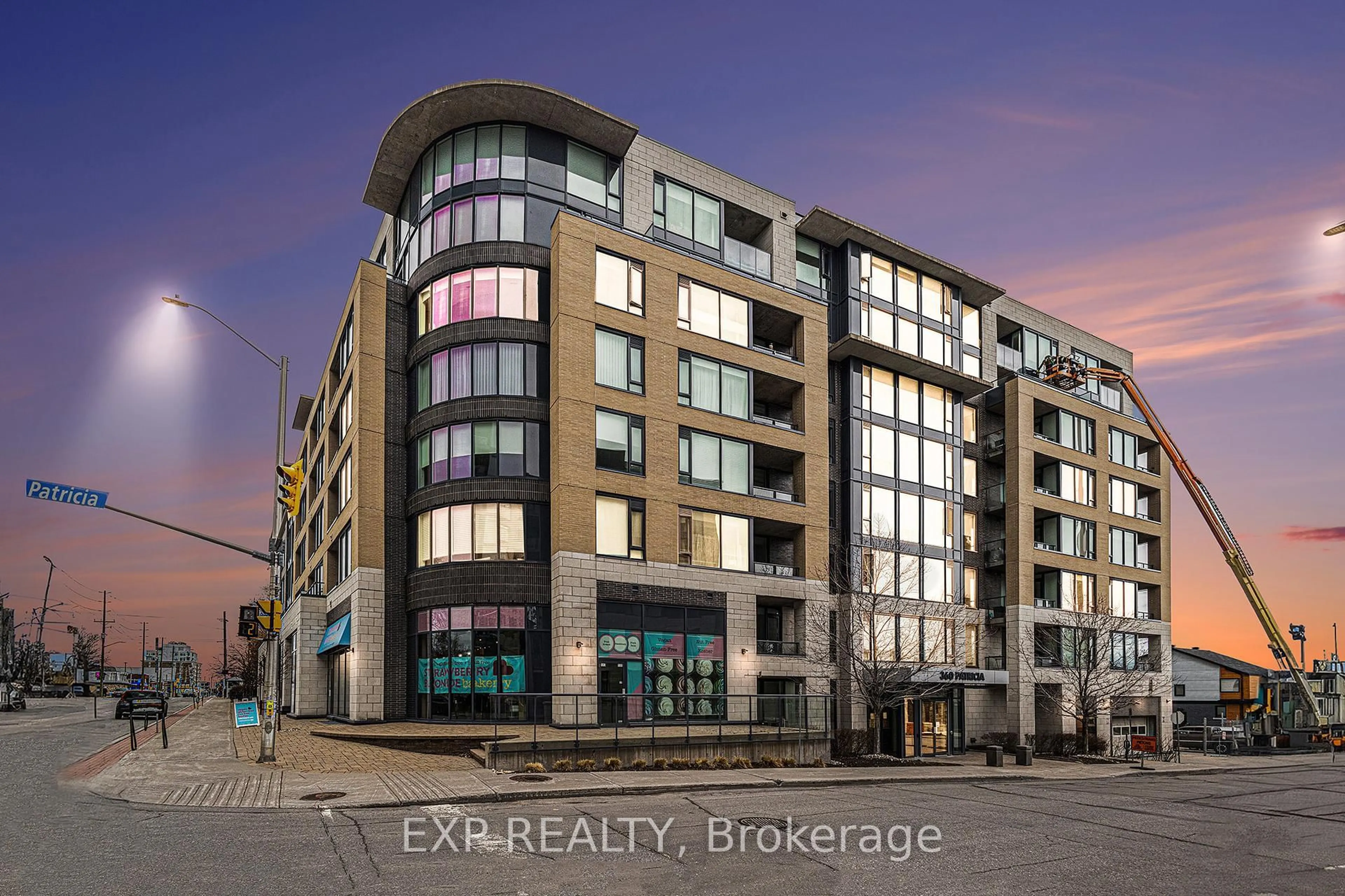 A pic from outside/outdoor area/front of a property/back of a property/a pic from drone, building for 360 Patricia Ave #814, Ottawa Ontario K1Z 0A8