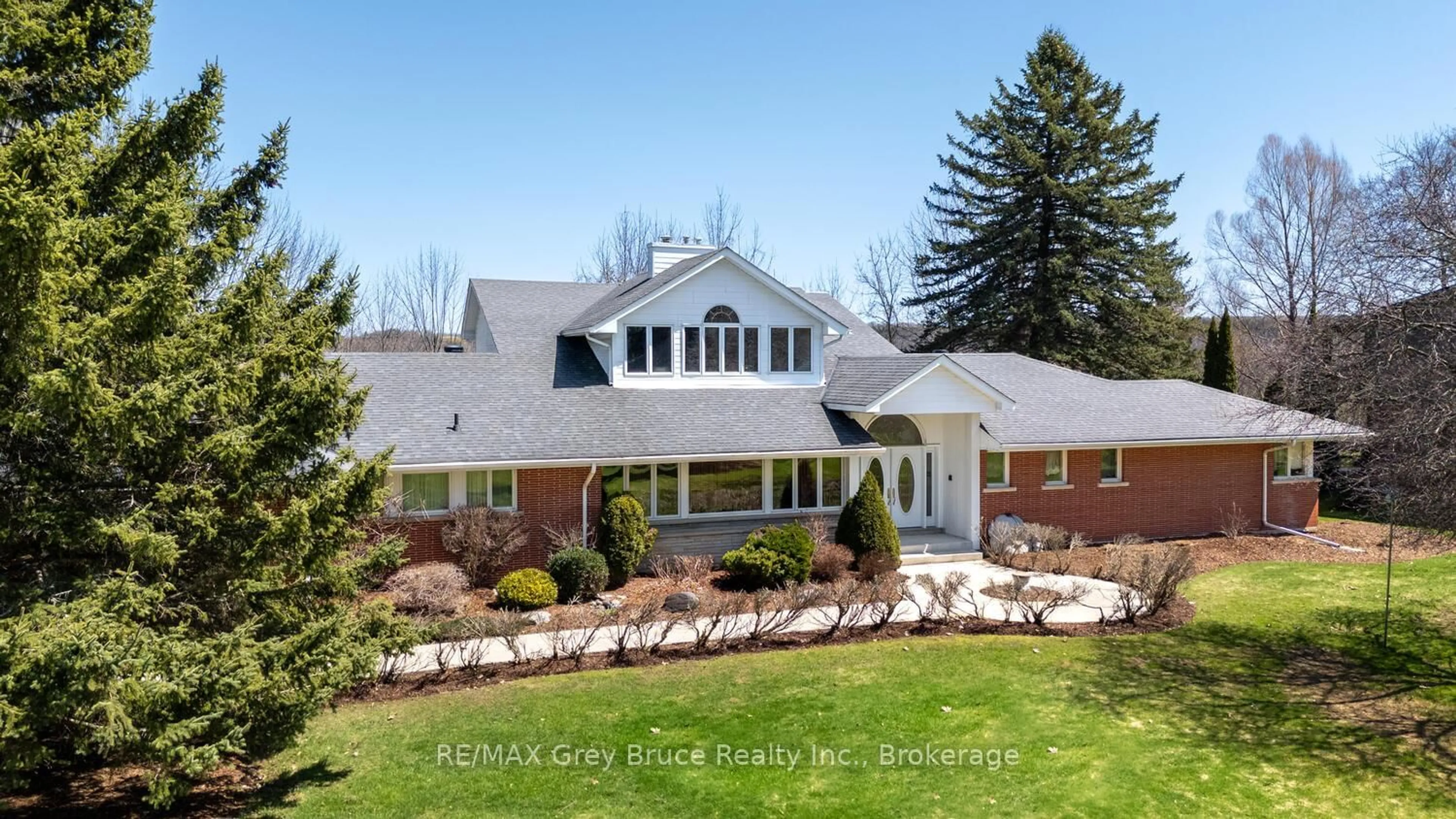 Home with brick exterior material, unknown for 525 4th Ave, Owen Sound Ontario N4K 4V3