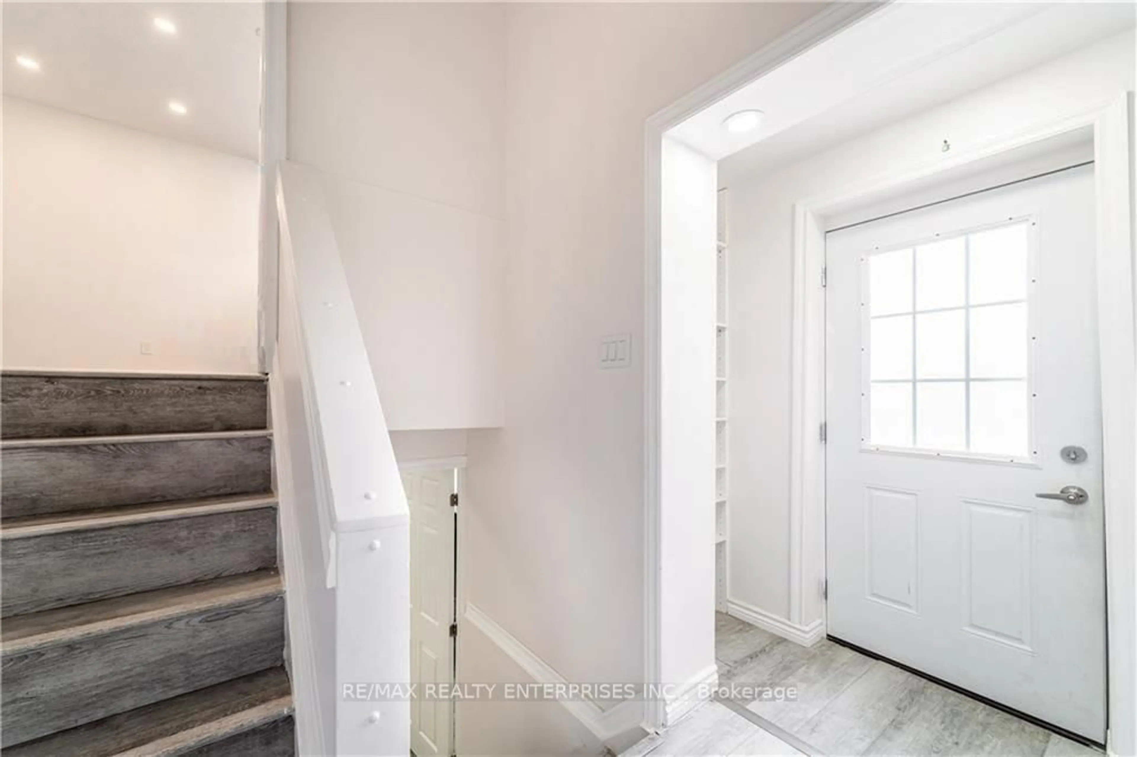 Indoor entryway for 71 Adis Ave, Hamilton Ontario L9C 6T9