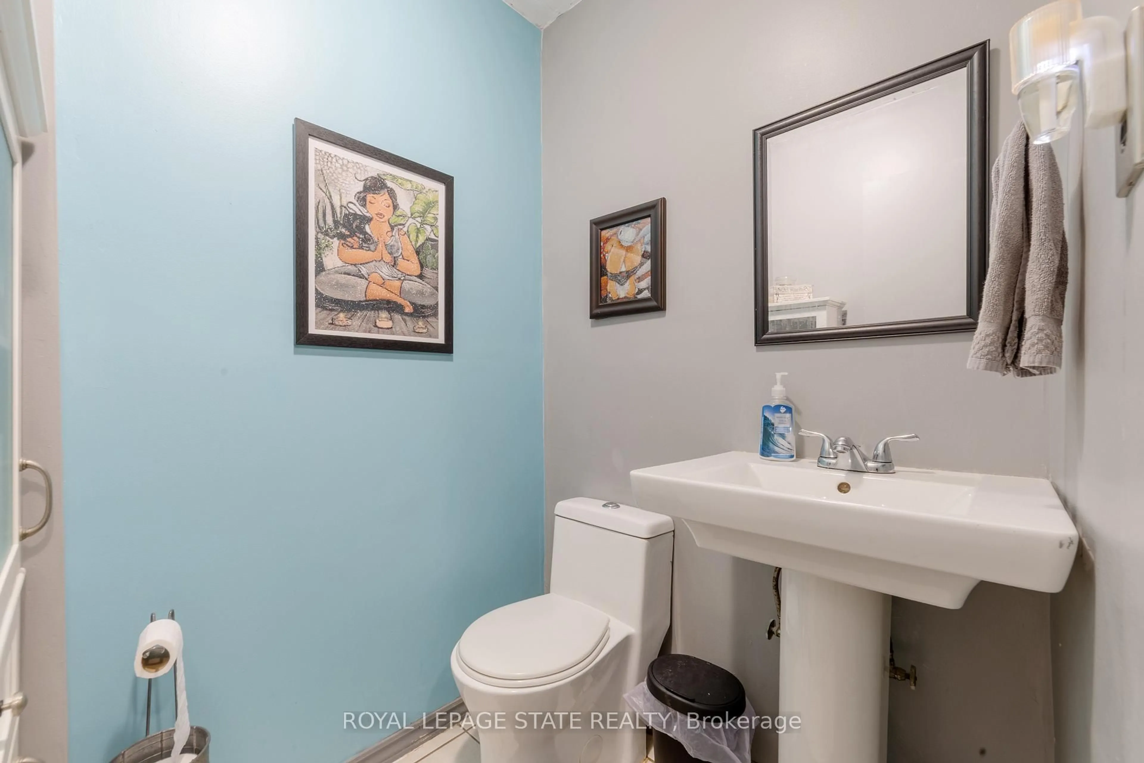 Standard bathroom, ceramic/tile floor for 24 Gledhill Cres, Hamilton Ontario L9C 6H4