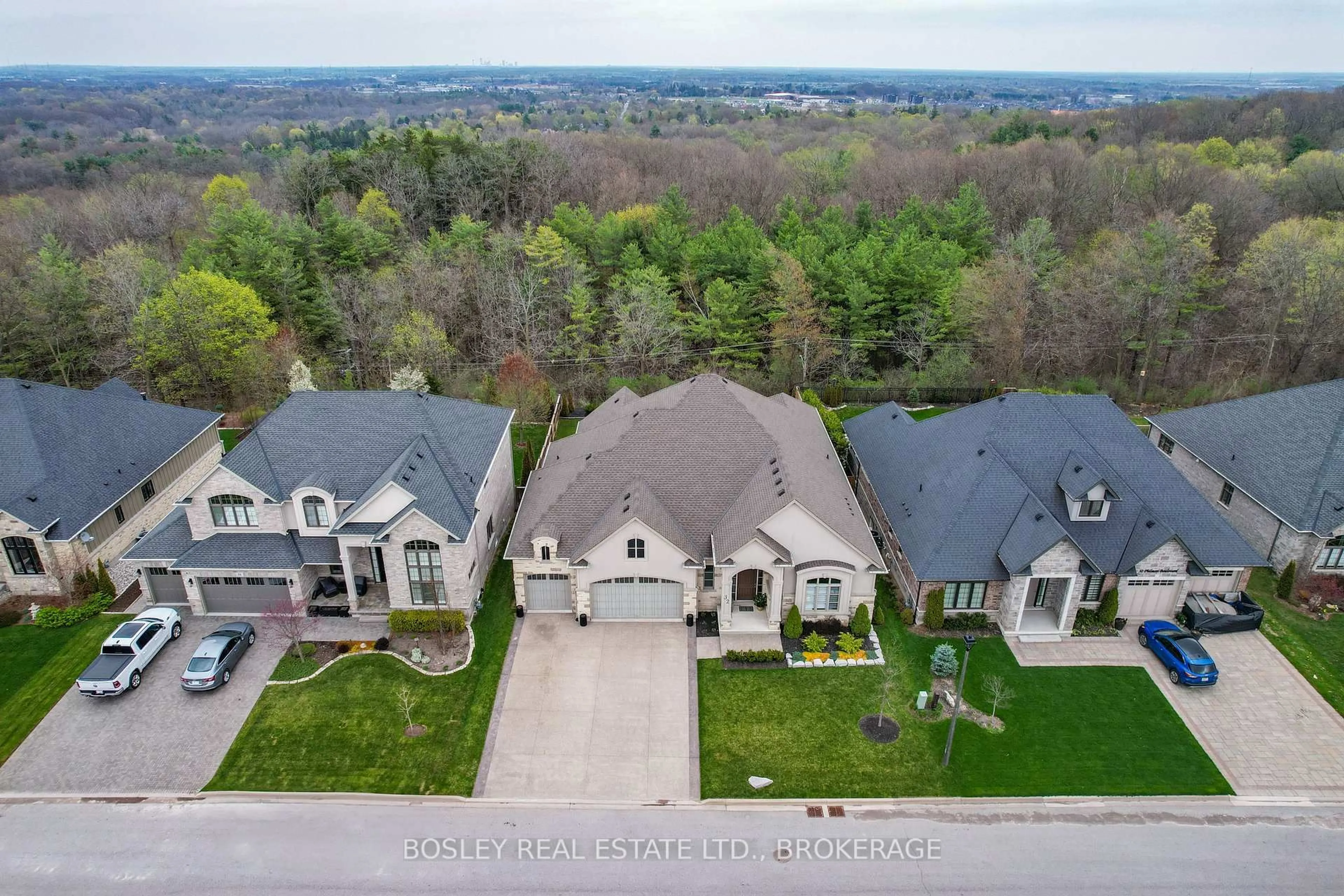 A pic from outside/outdoor area/front of a property/back of a property/a pic from drone, street for 32 Philmori Blvd, Pelham Ontario L0S 1E5