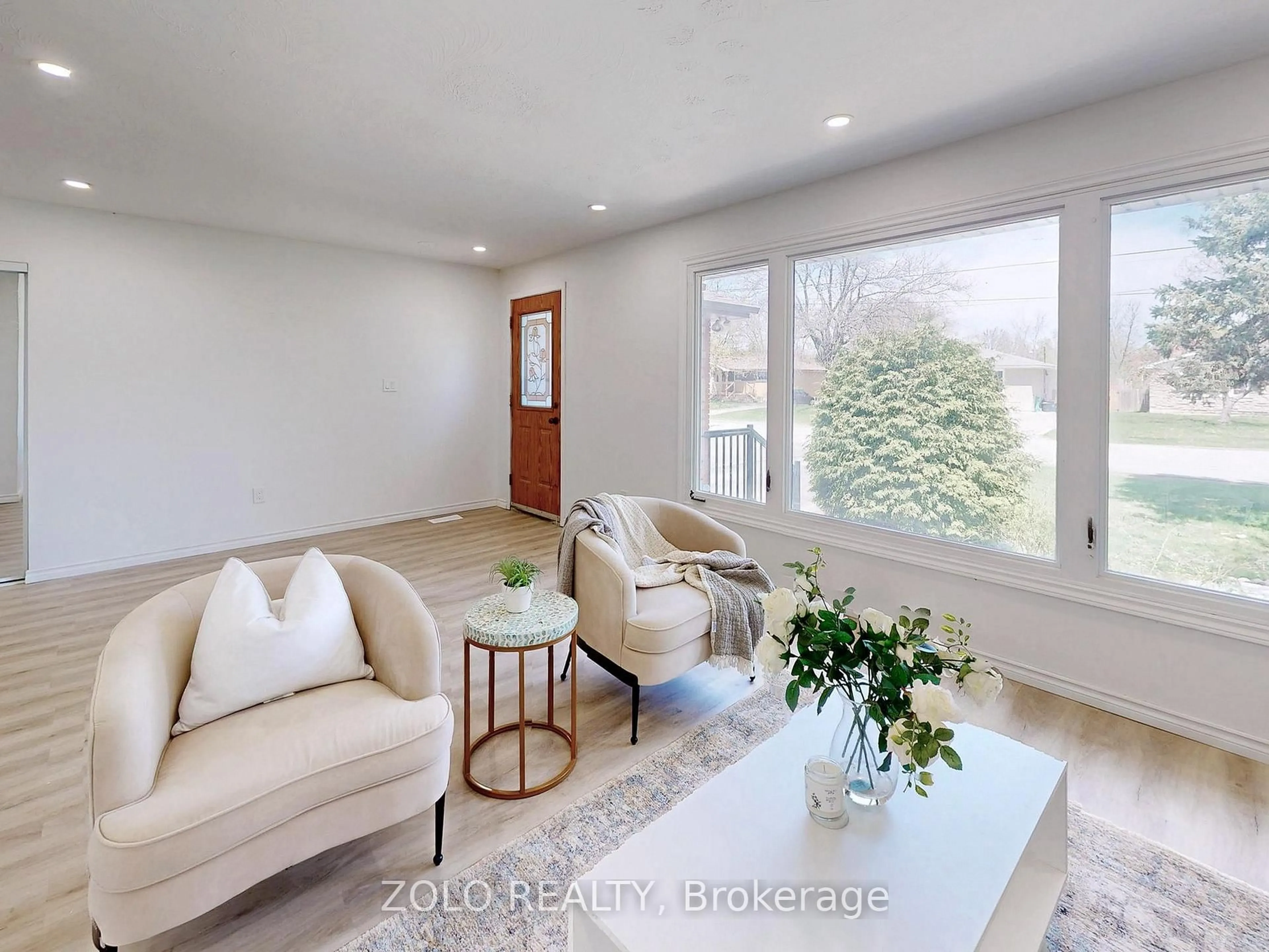 Living room with furniture, unknown for 215 Mackenzie Cres, Haldimand Ontario N3W 1A7