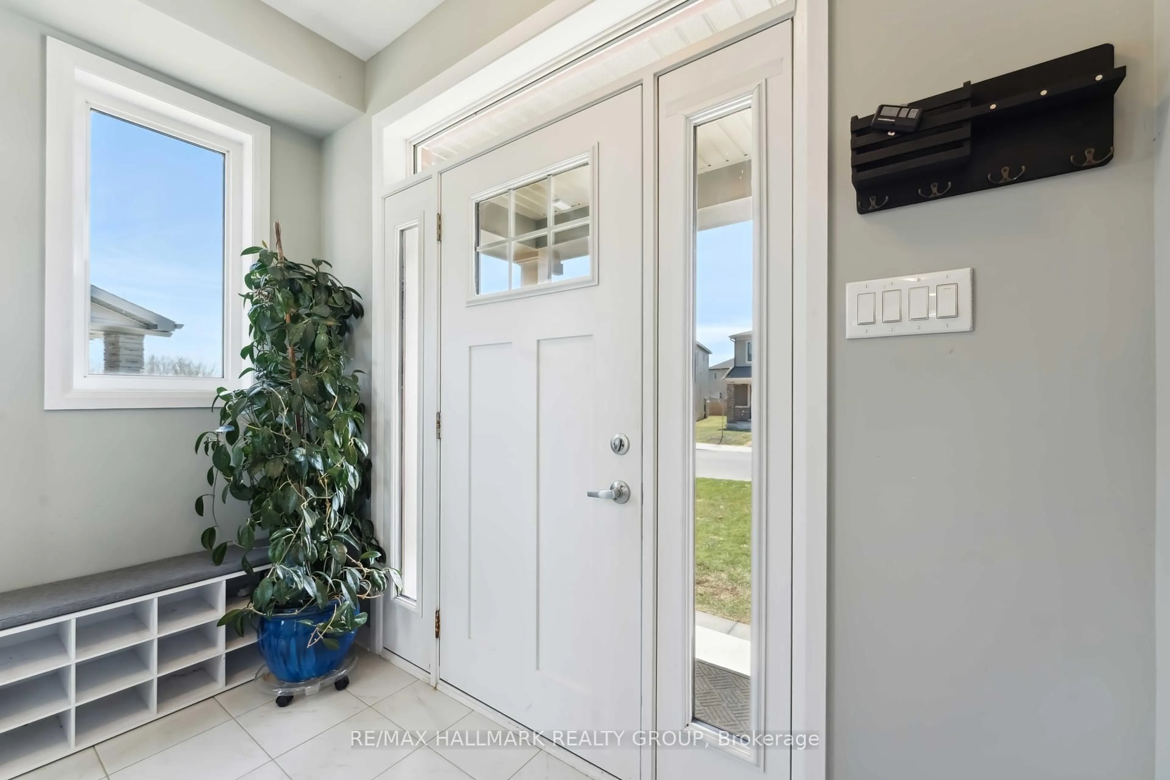 Indoor entryway for 731 Sebastian St, Ottawa Ontario K4A 5L1