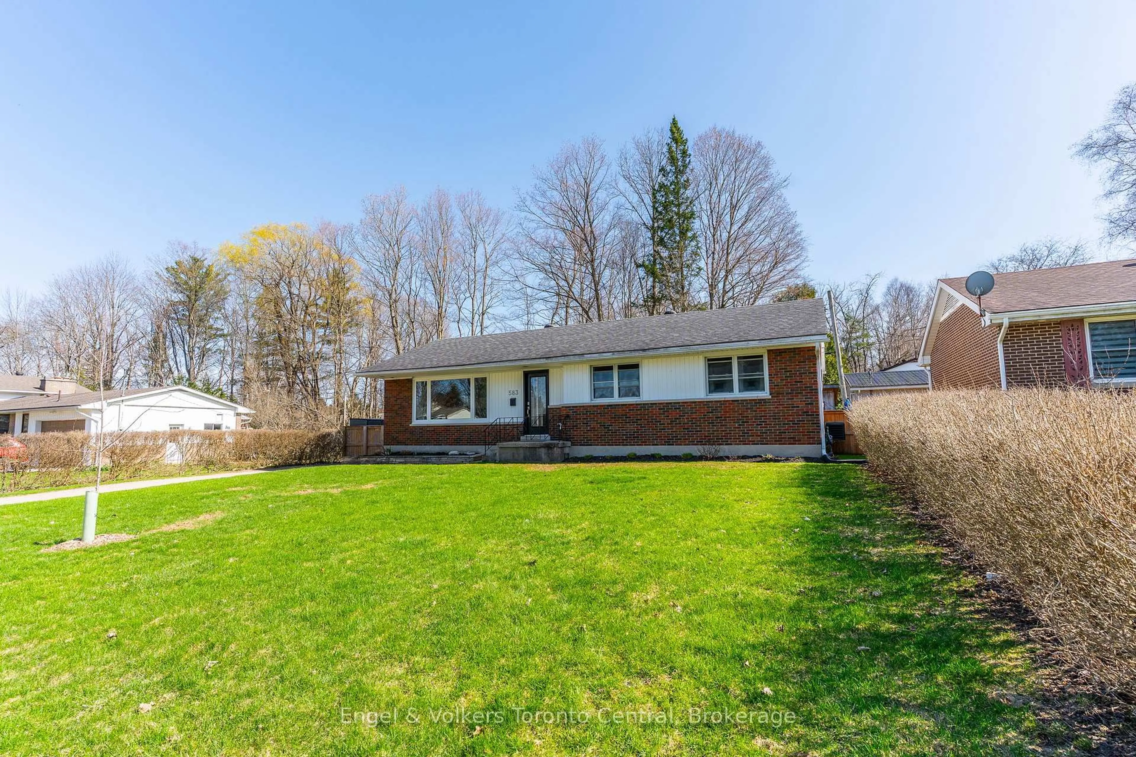 Home with brick exterior material, unknown for 583 6th St, Owen Sound Ontario N4K 3L2