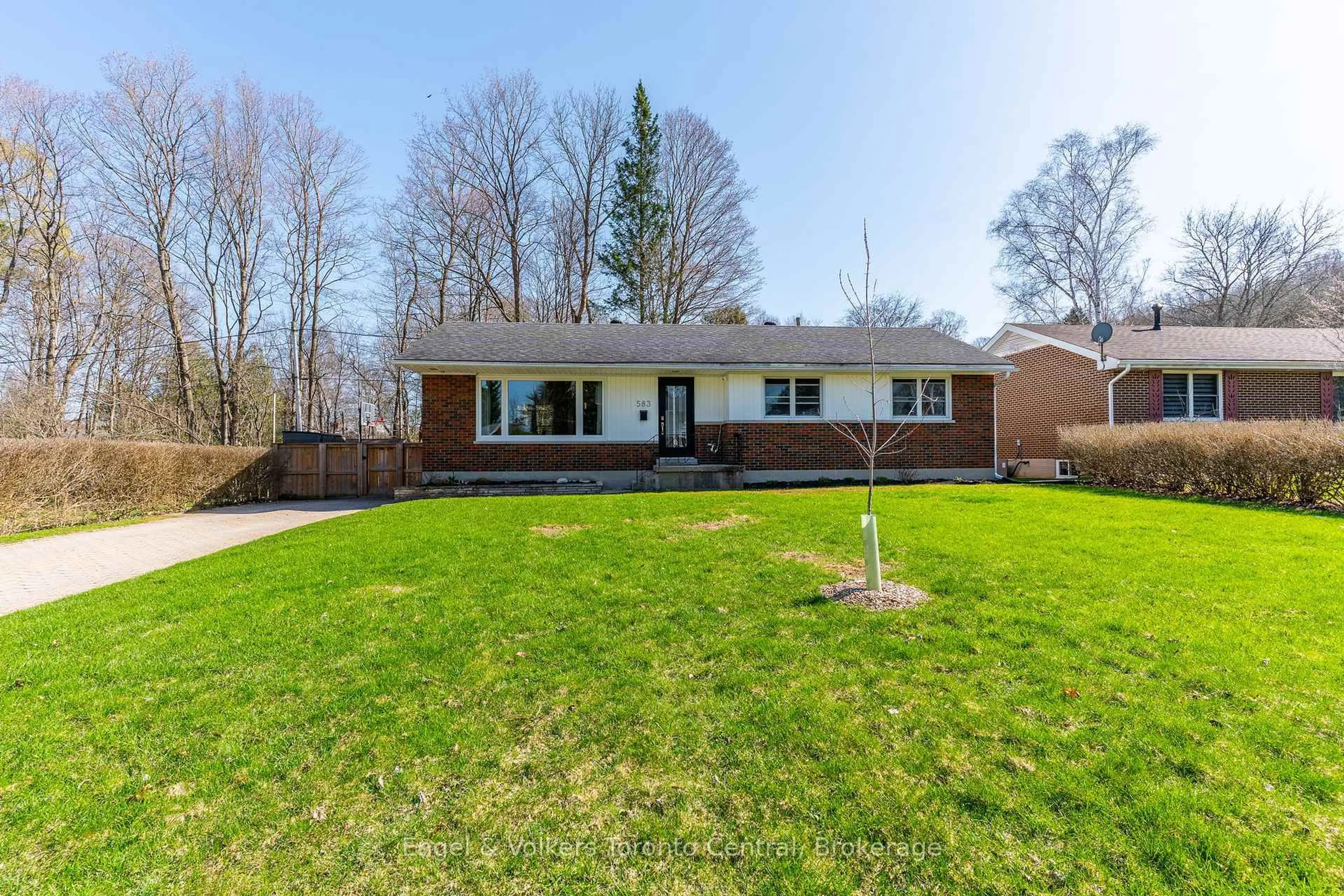 Home with brick exterior material, street for 583 6th St, Owen Sound Ontario N4K 3L2