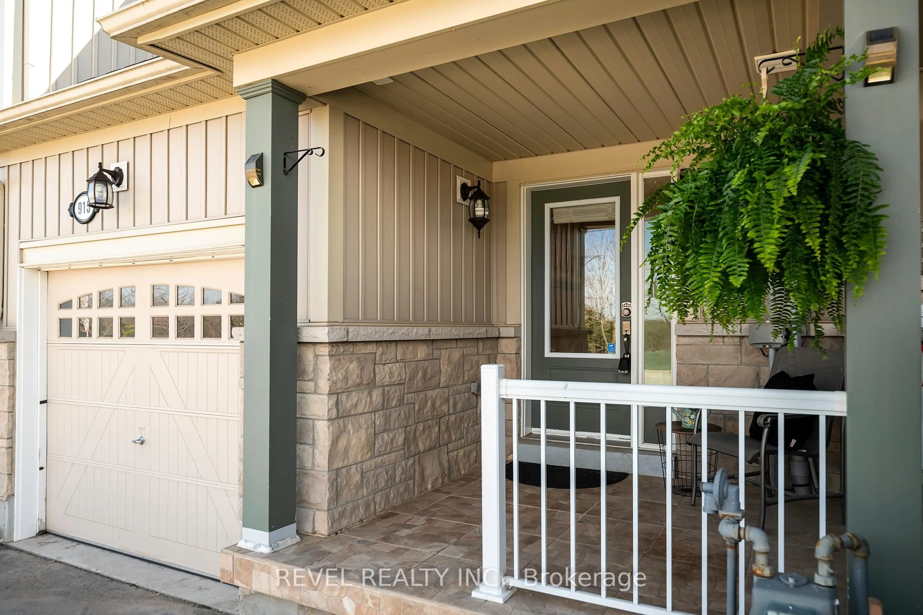 Indoor entryway for 915 Cook Cres, Shelburne Ontario L9V 3V1