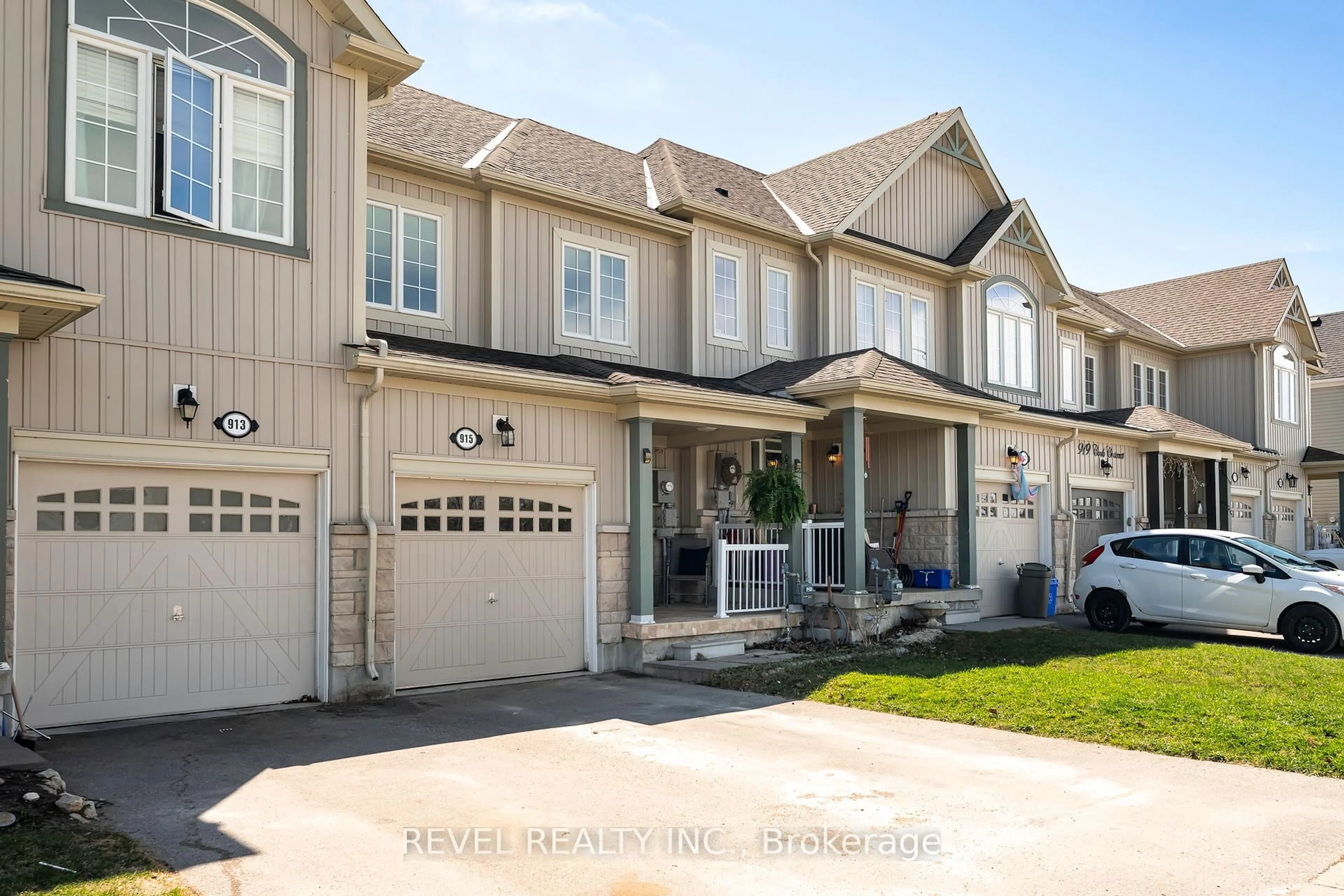 Home with vinyl exterior material, street for 915 Cook Cres, Shelburne Ontario L9V 3V1