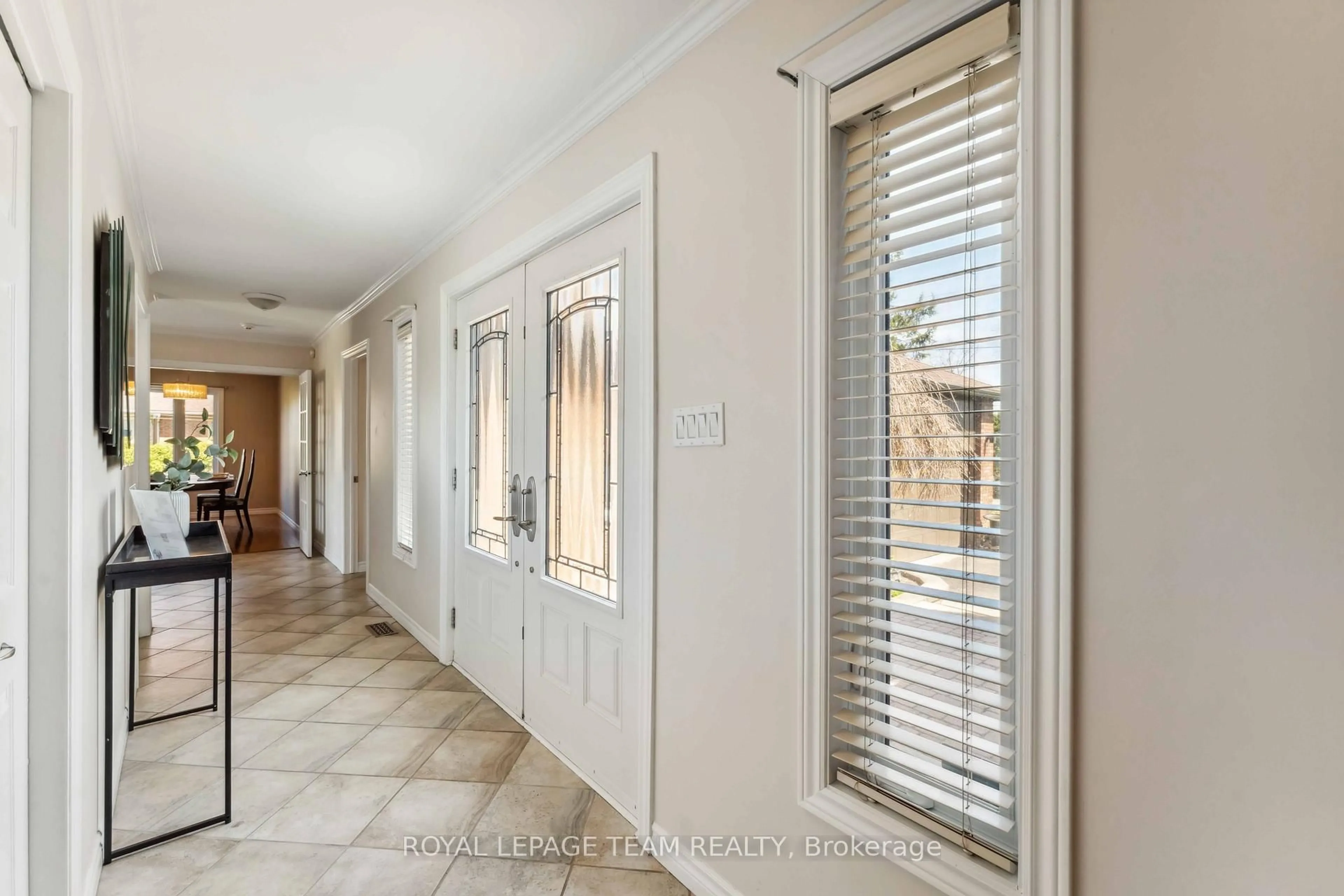 Indoor foyer for 1322 Johnston Dr, Greely Ontario K4P 1A4