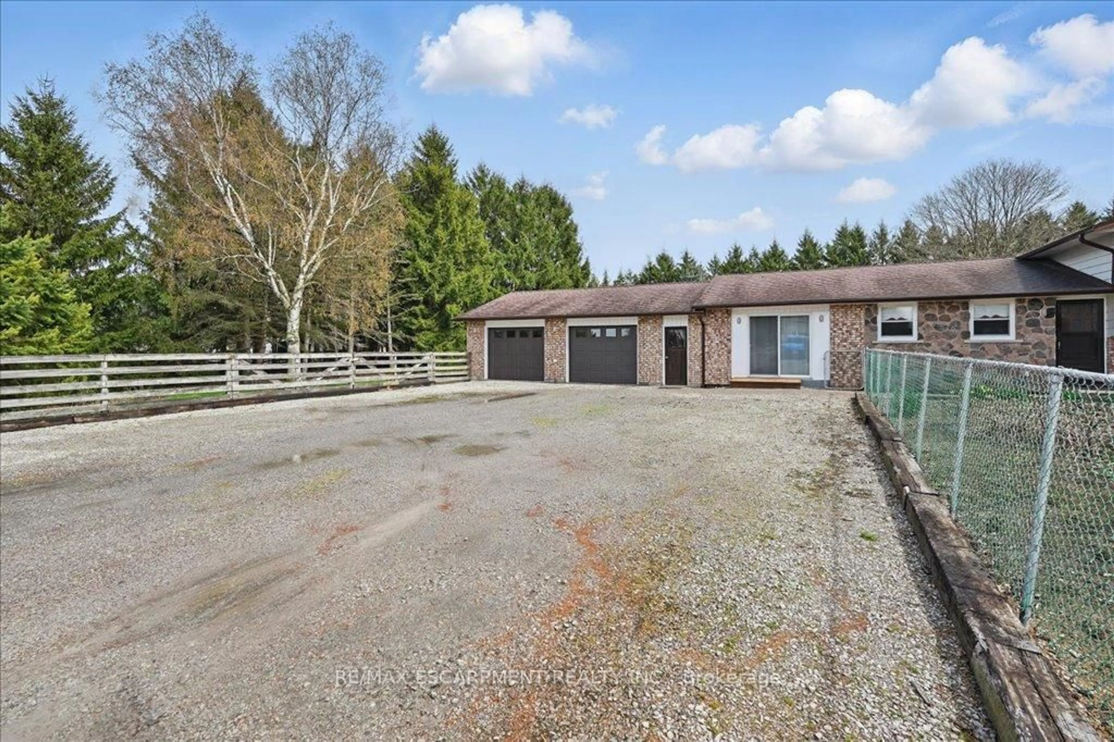 A pic from outside/outdoor area/front of a property/back of a property/a pic from drone, unknown for 874 ROBINSON Rd, Haldimand Ontario N1A 2W1