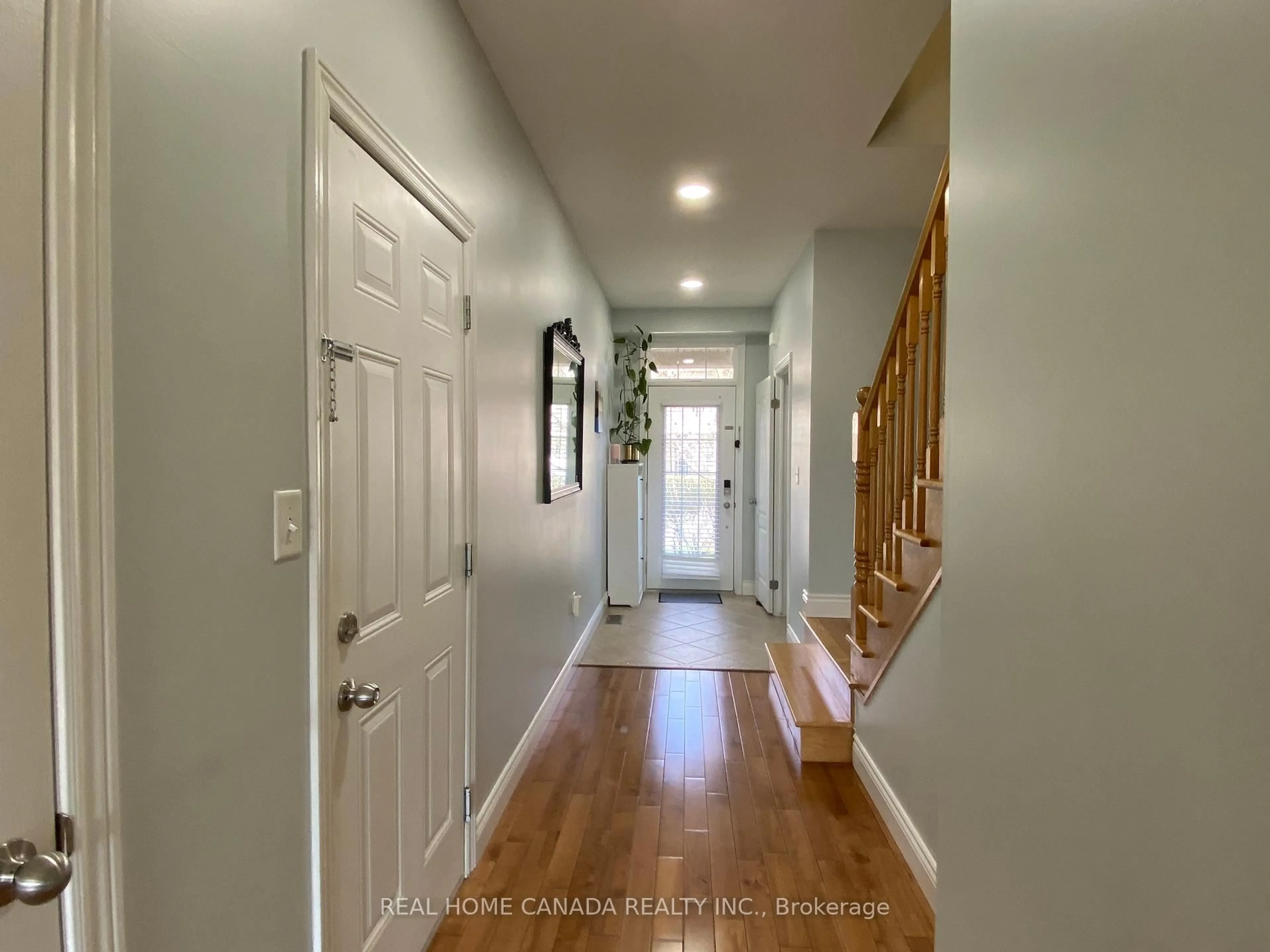 Indoor entryway for 370 Stonehenge Dr #2, Hamilton Ontario L9K 0H9
