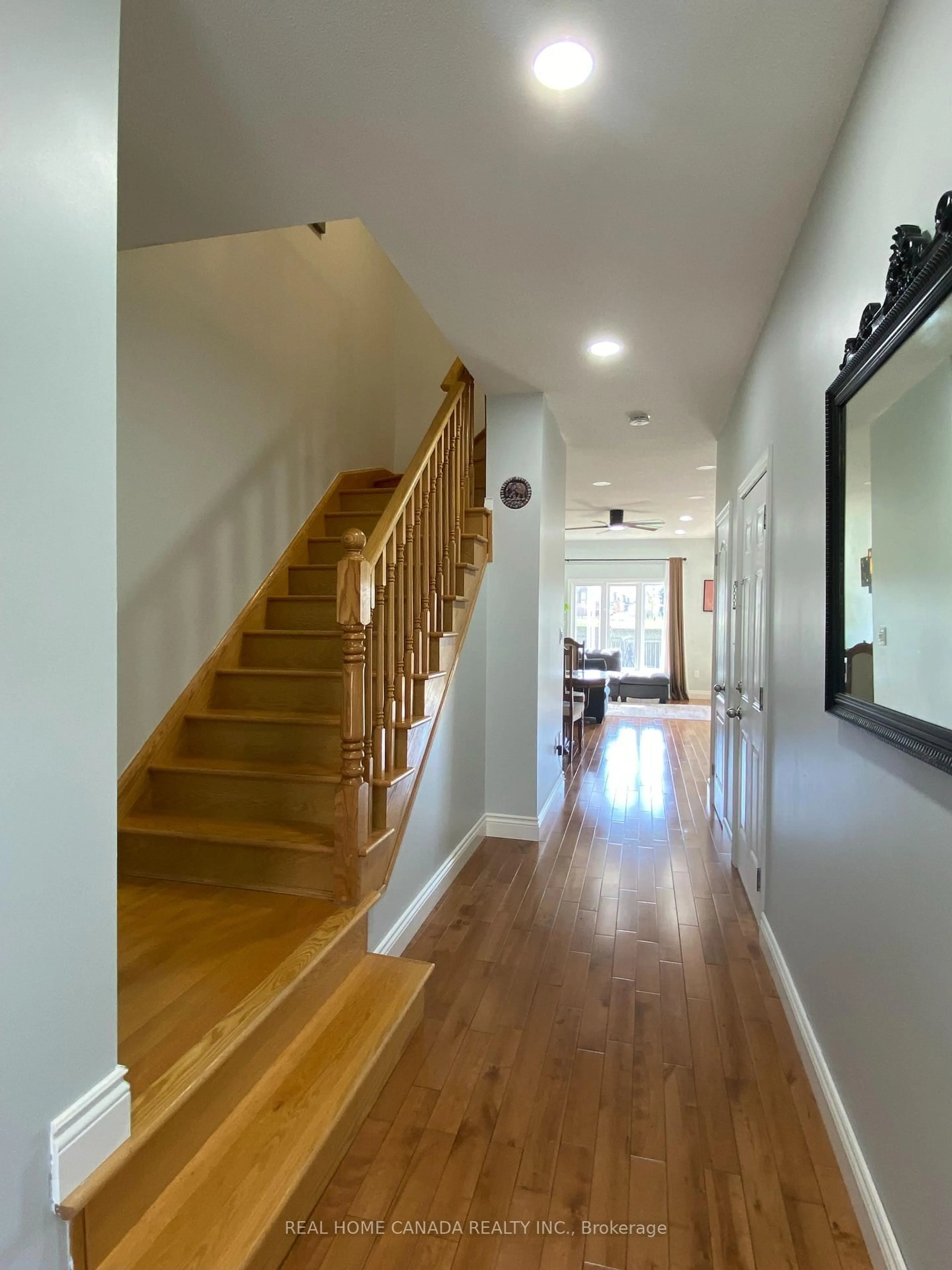 Indoor foyer for 370 Stonehenge Dr #2, Hamilton Ontario L9K 0H9