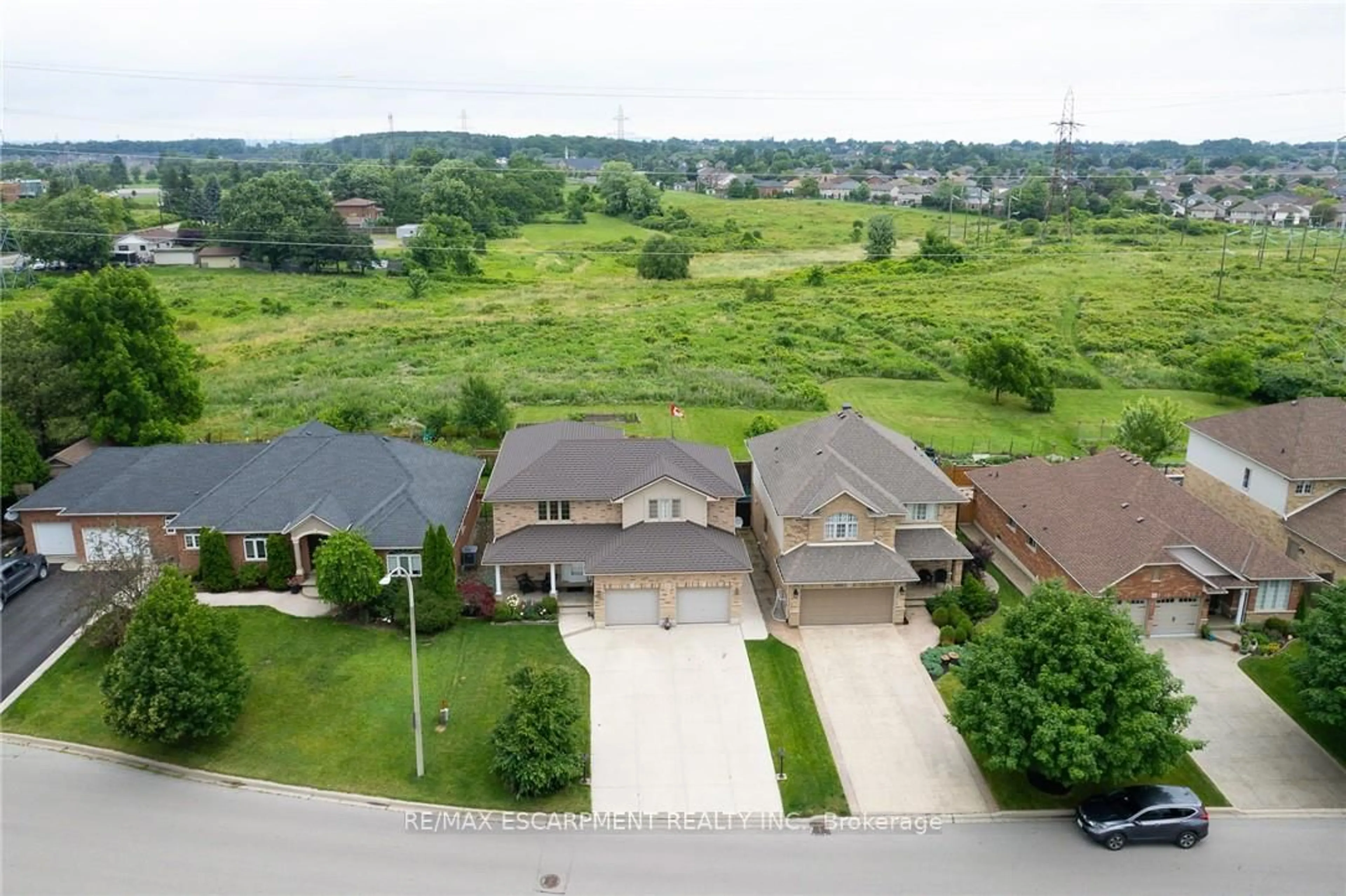 A pic from outside/outdoor area/front of a property/back of a property/a pic from drone, street for 10 Grassyplain Dr, Hamilton Ontario L0R 1W0