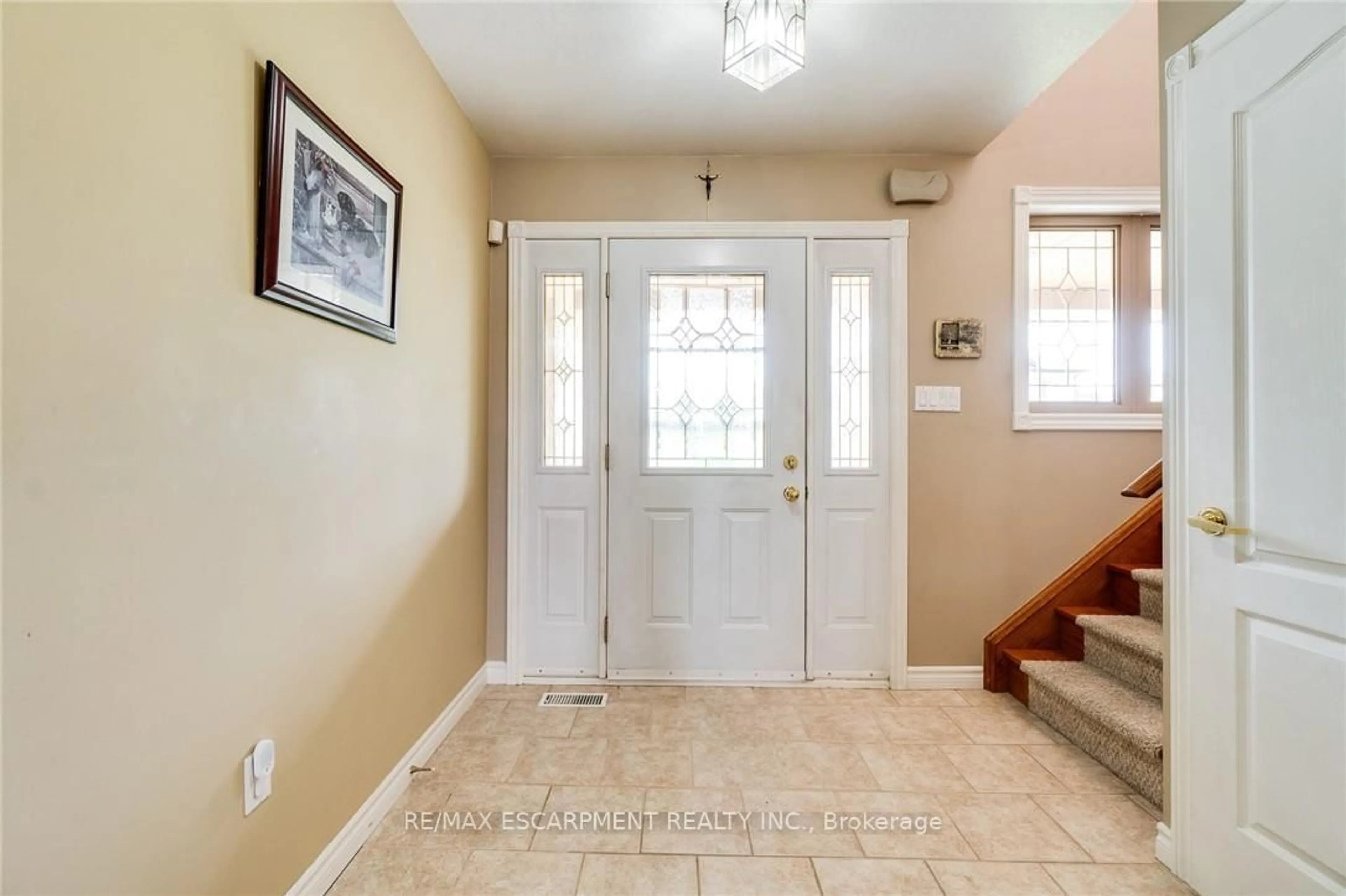 Indoor entryway for 10 Grassyplain Dr, Hamilton Ontario L0R 1W0