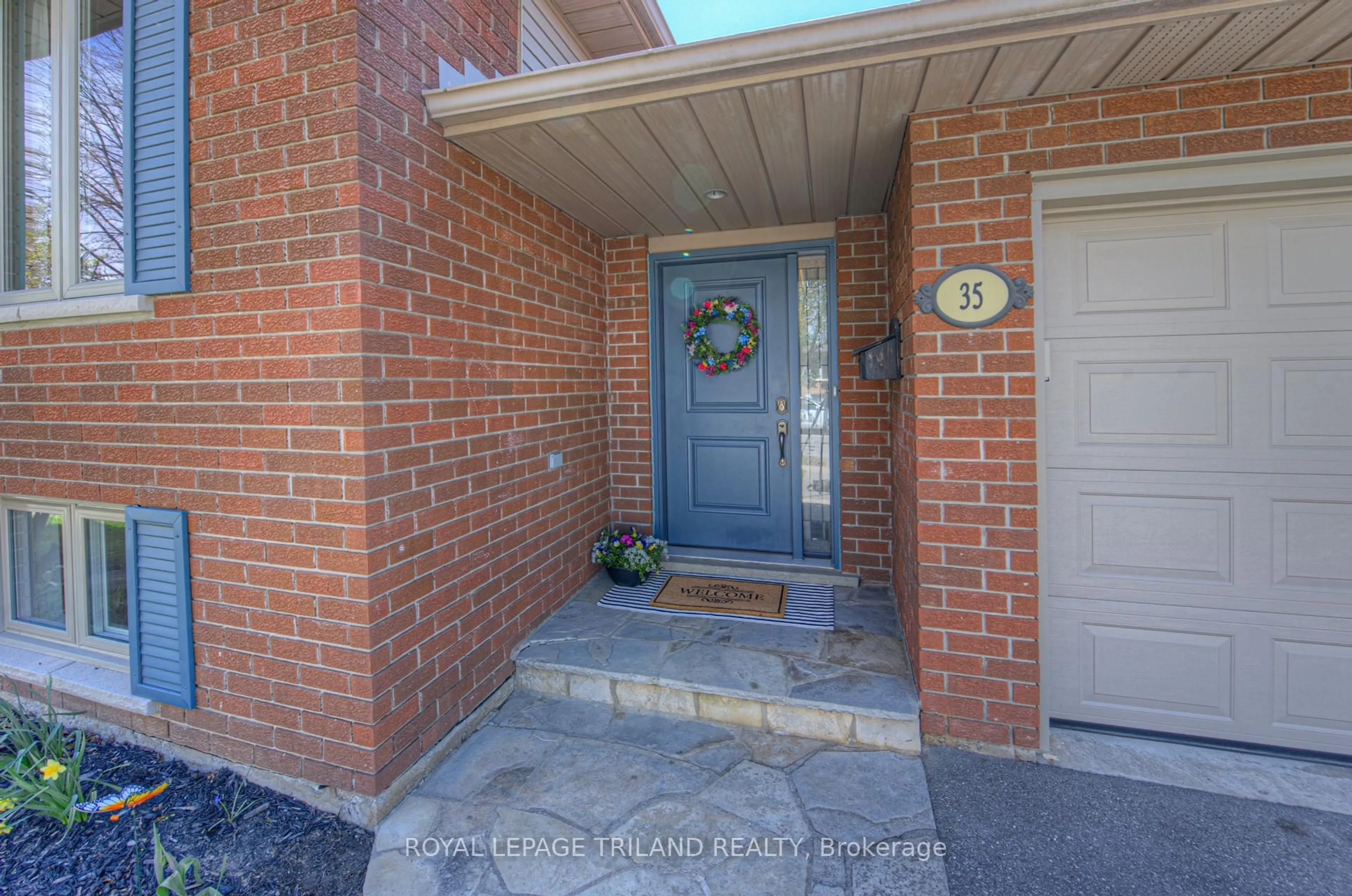 Indoor entryway for 35 Sympatica Cres, Brantford Ontario N3P 1P6
