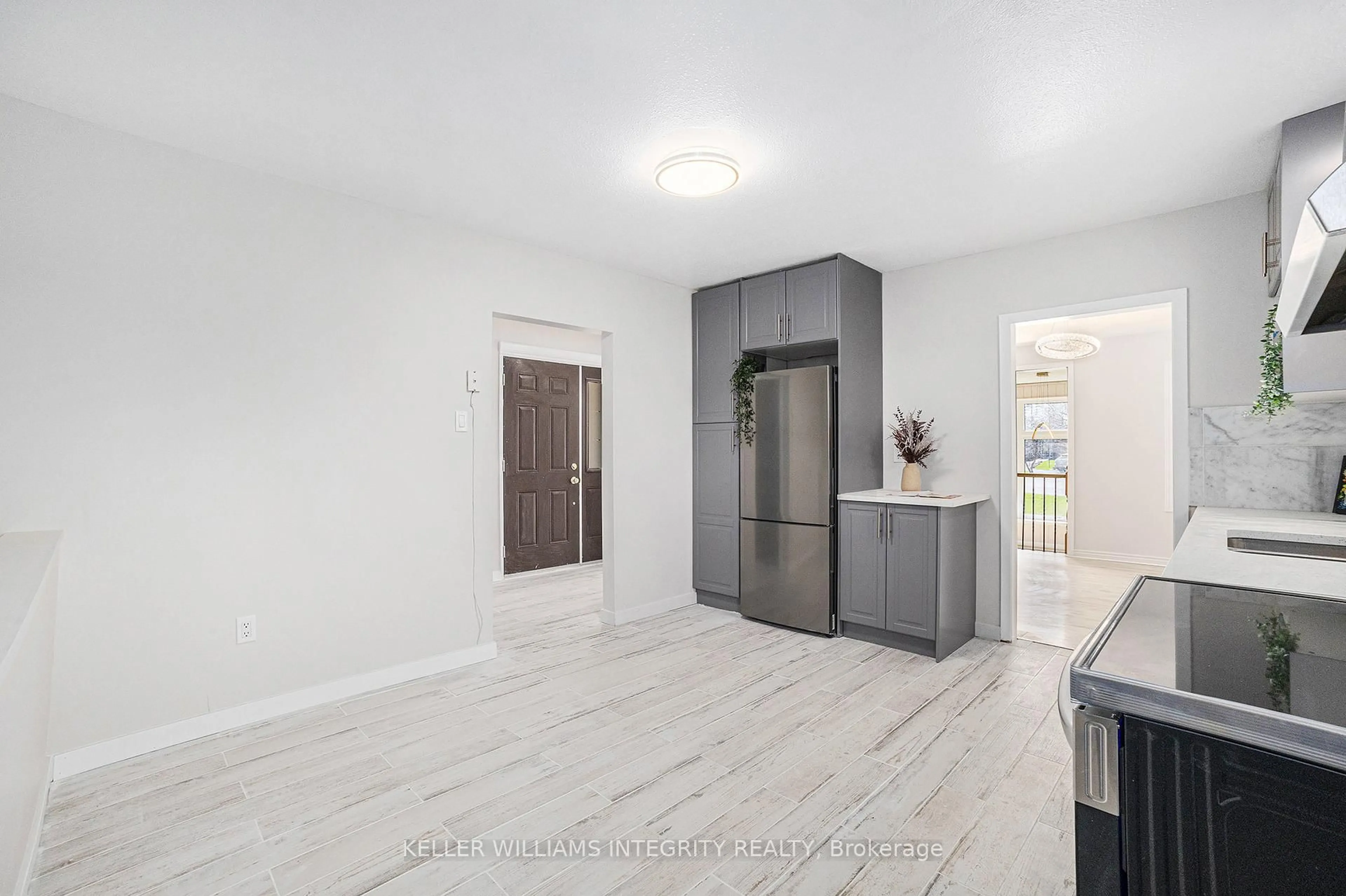 Indoor entryway for 1401 Lowen Dr, Ottawa Ontario K1V 1H3