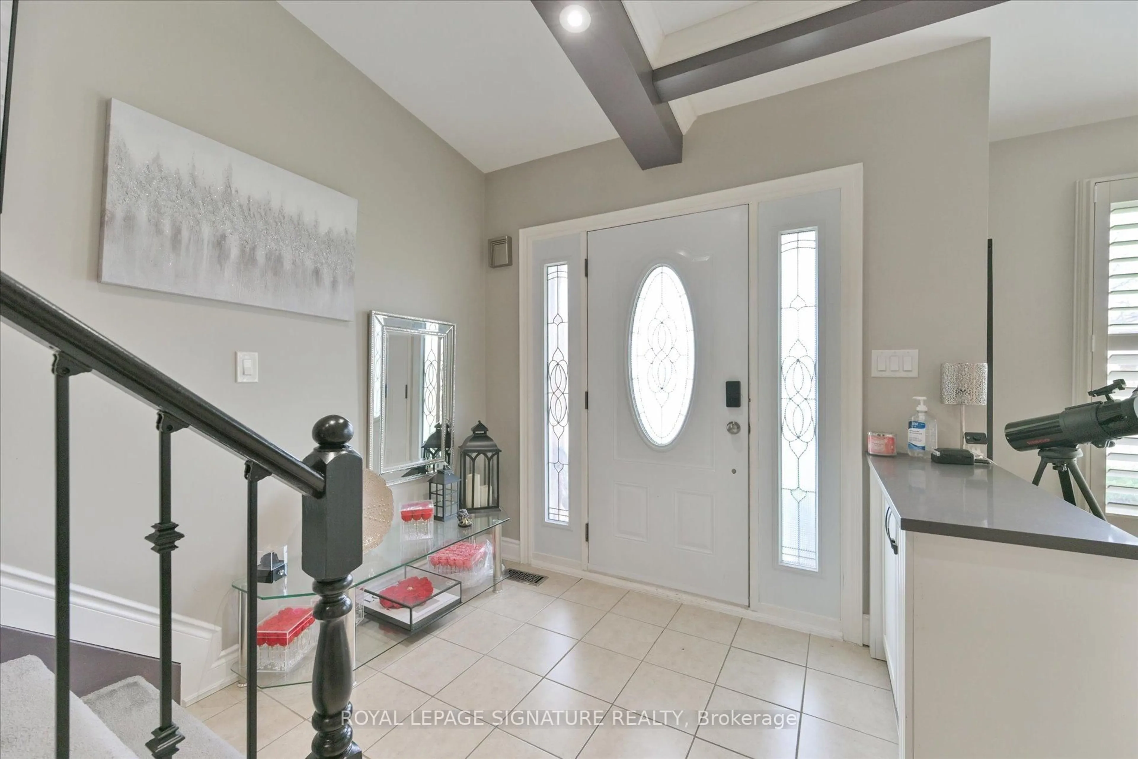 Indoor entryway for 35 Orlando Dr, St. Catharines Ontario L2N 6X4