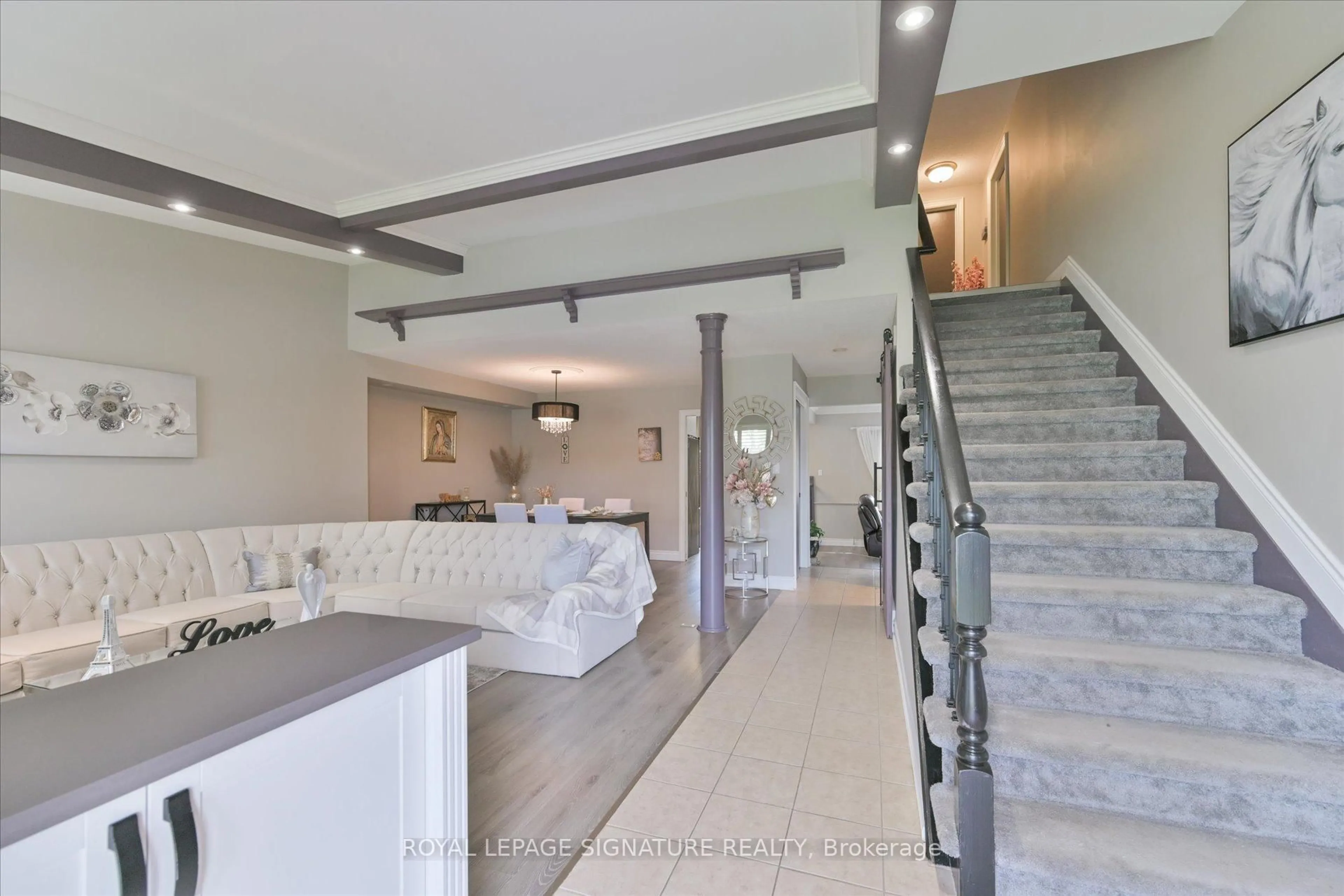 Indoor foyer for 35 Orlando Dr, St. Catharines Ontario L2N 6X4