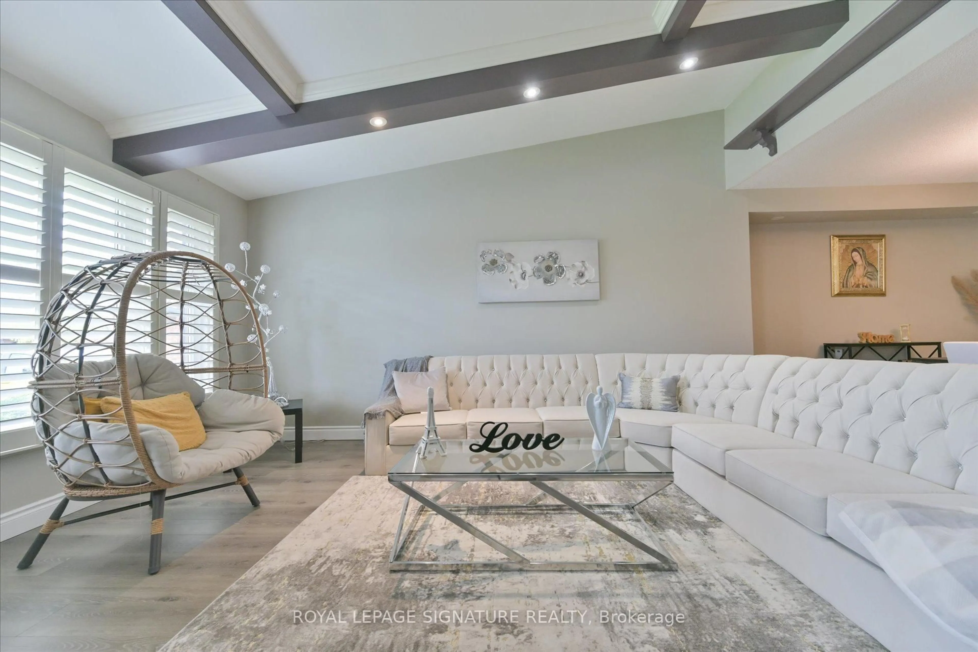 Living room with furniture, unknown for 35 Orlando Dr, St. Catharines Ontario L2N 6X4