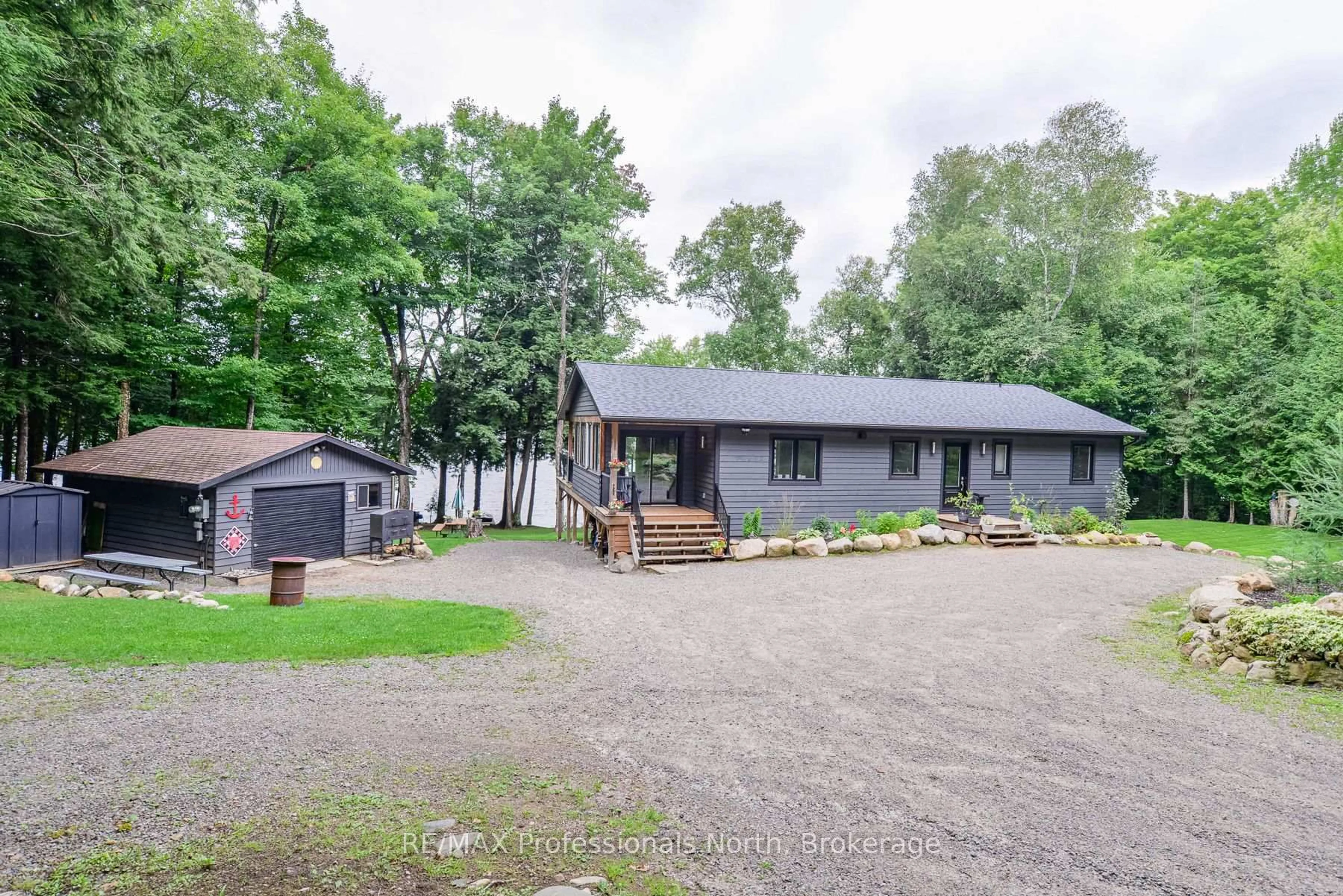 A pic from outside/outdoor area/front of a property/back of a property/a pic from drone, unknown for 1111 MERRICK Dr, Bracebridge Ontario P1L 1X1