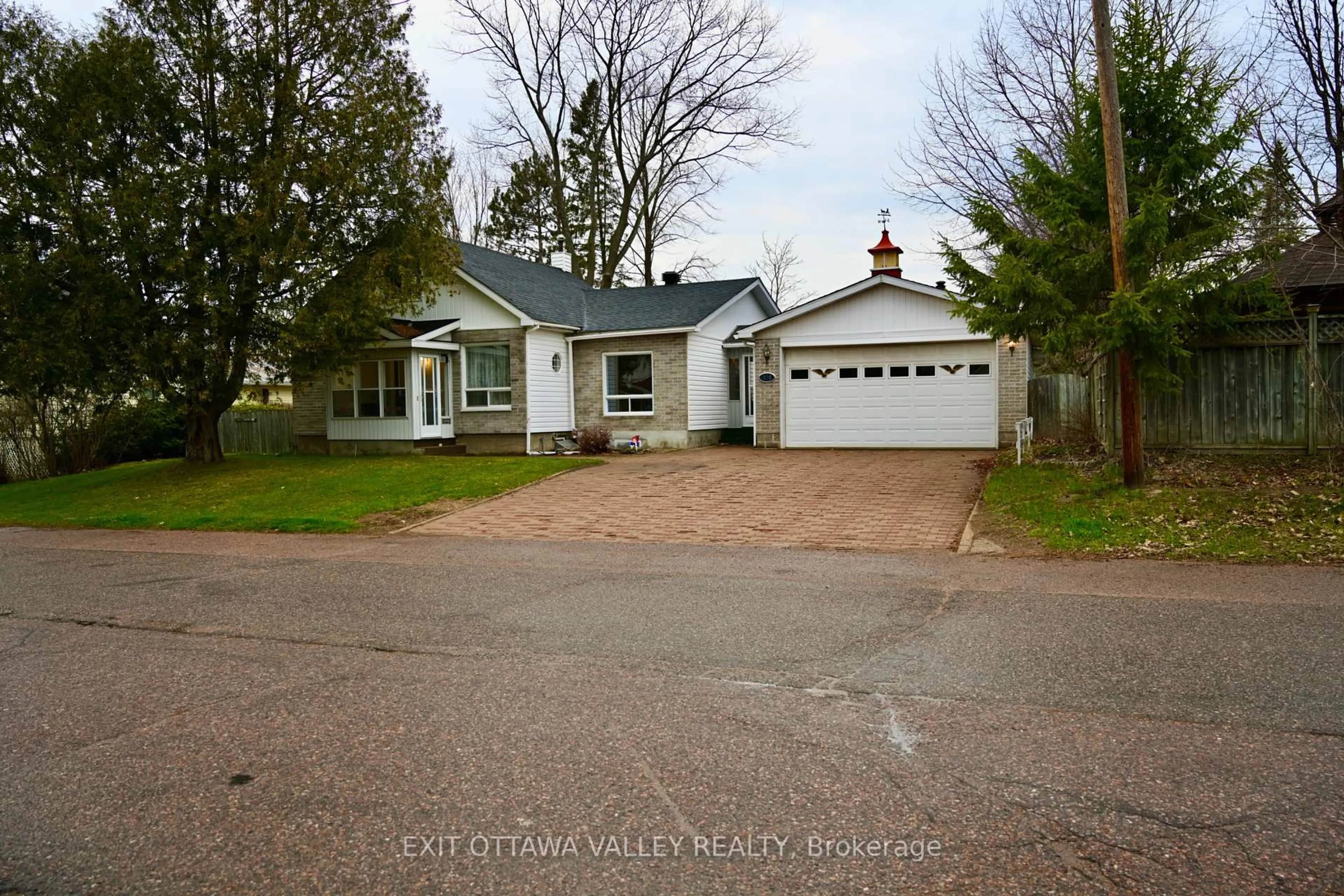 A pic from outside/outdoor area/front of a property/back of a property/a pic from drone, street for 616 First Ave, Laurentian Valley Ontario K8A 5E1