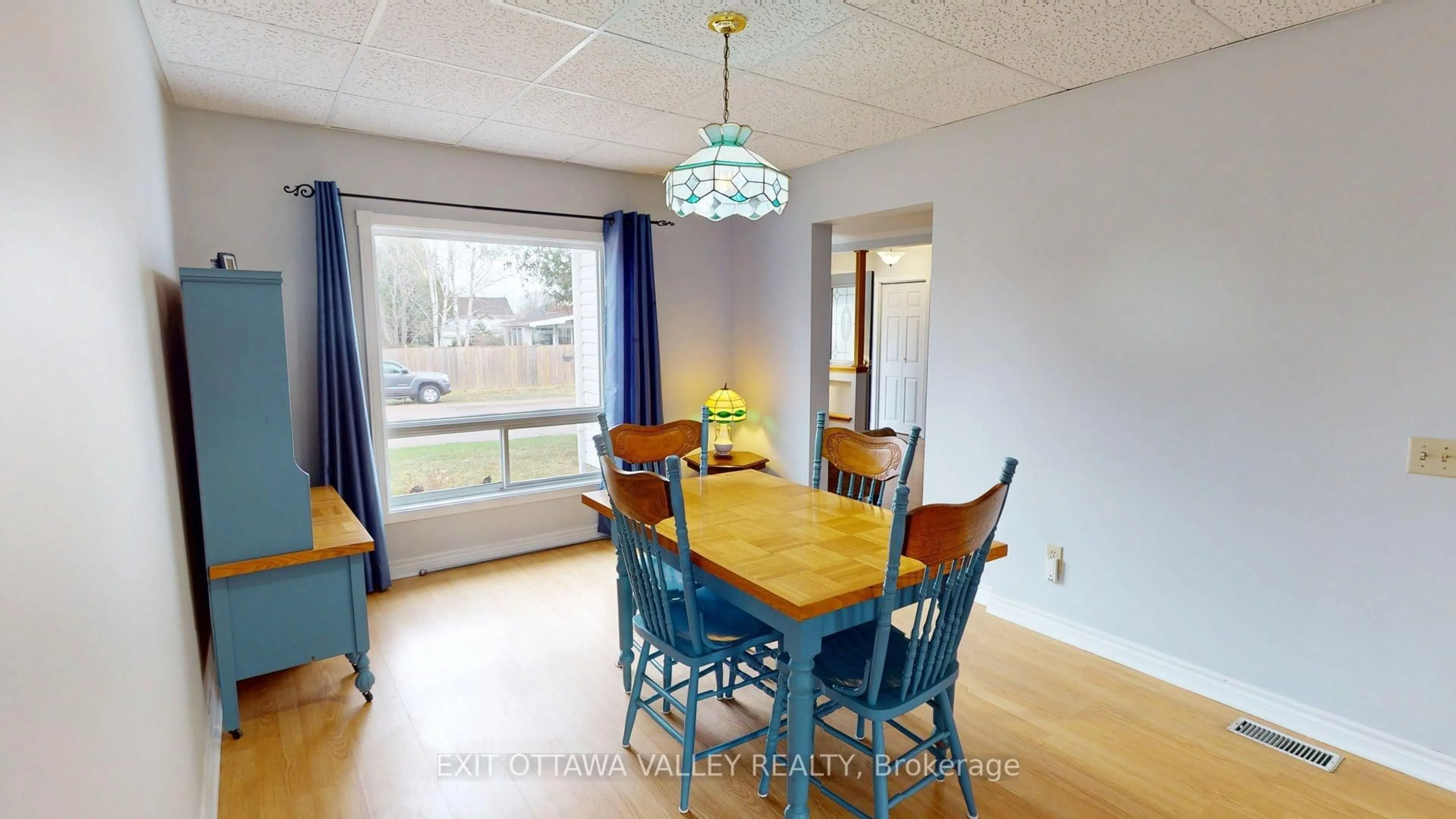 Dining room, wood/laminate floor for 616 First Ave, Laurentian Valley Ontario K8A 5E1