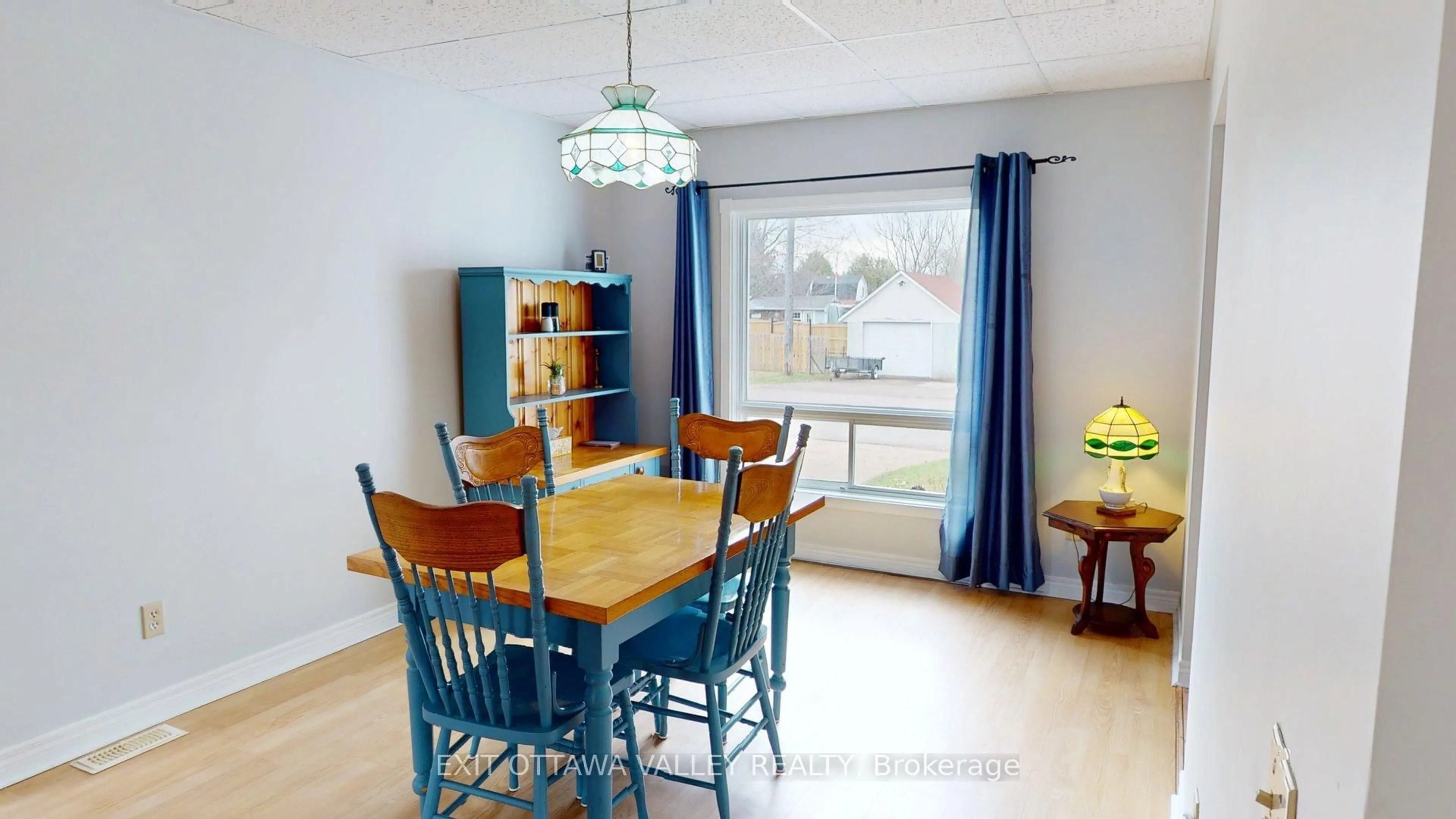 Dining room, wood/laminate floor for 616 First Ave, Laurentian Valley Ontario K8A 5E1