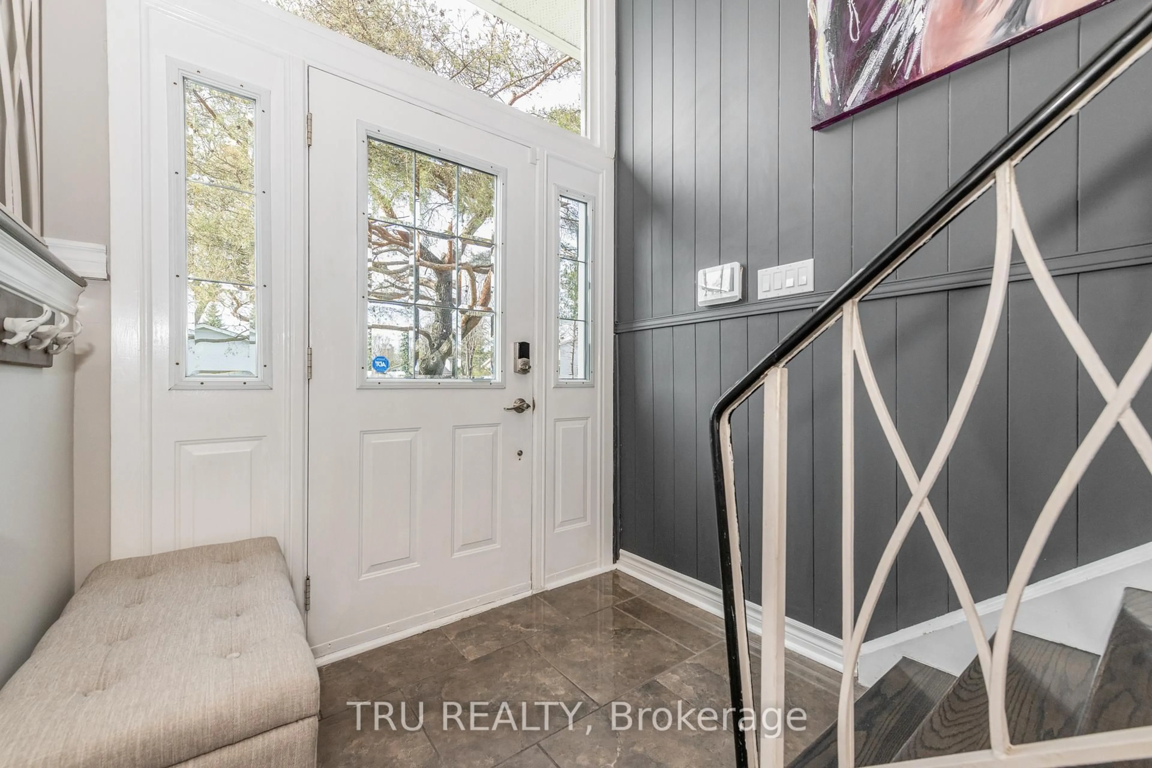 Indoor entryway for 45 Dayton Cres, Ottawa Ontario K2H 7N8