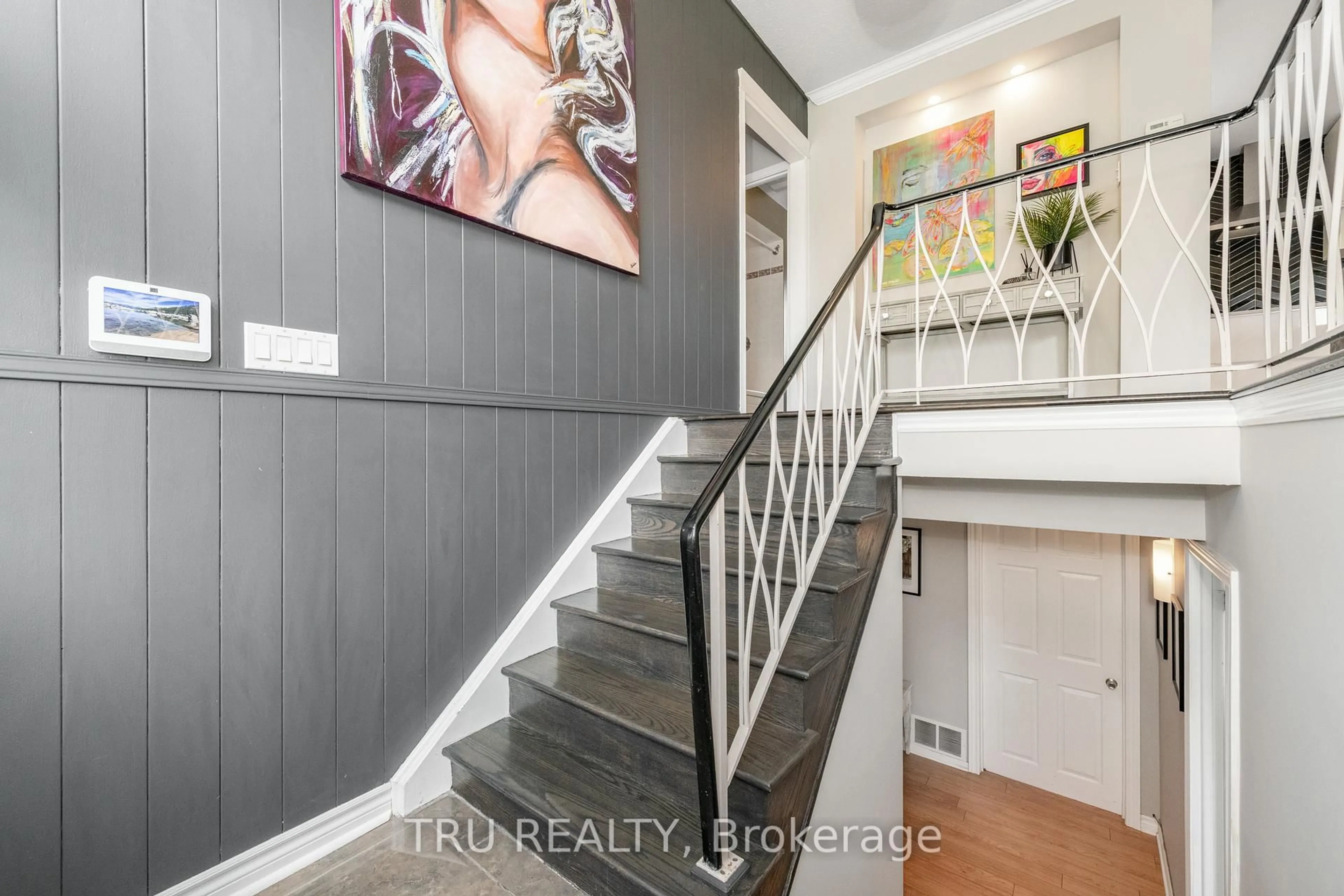 Indoor entryway for 45 Dayton Cres, Ottawa Ontario K2H 7N8
