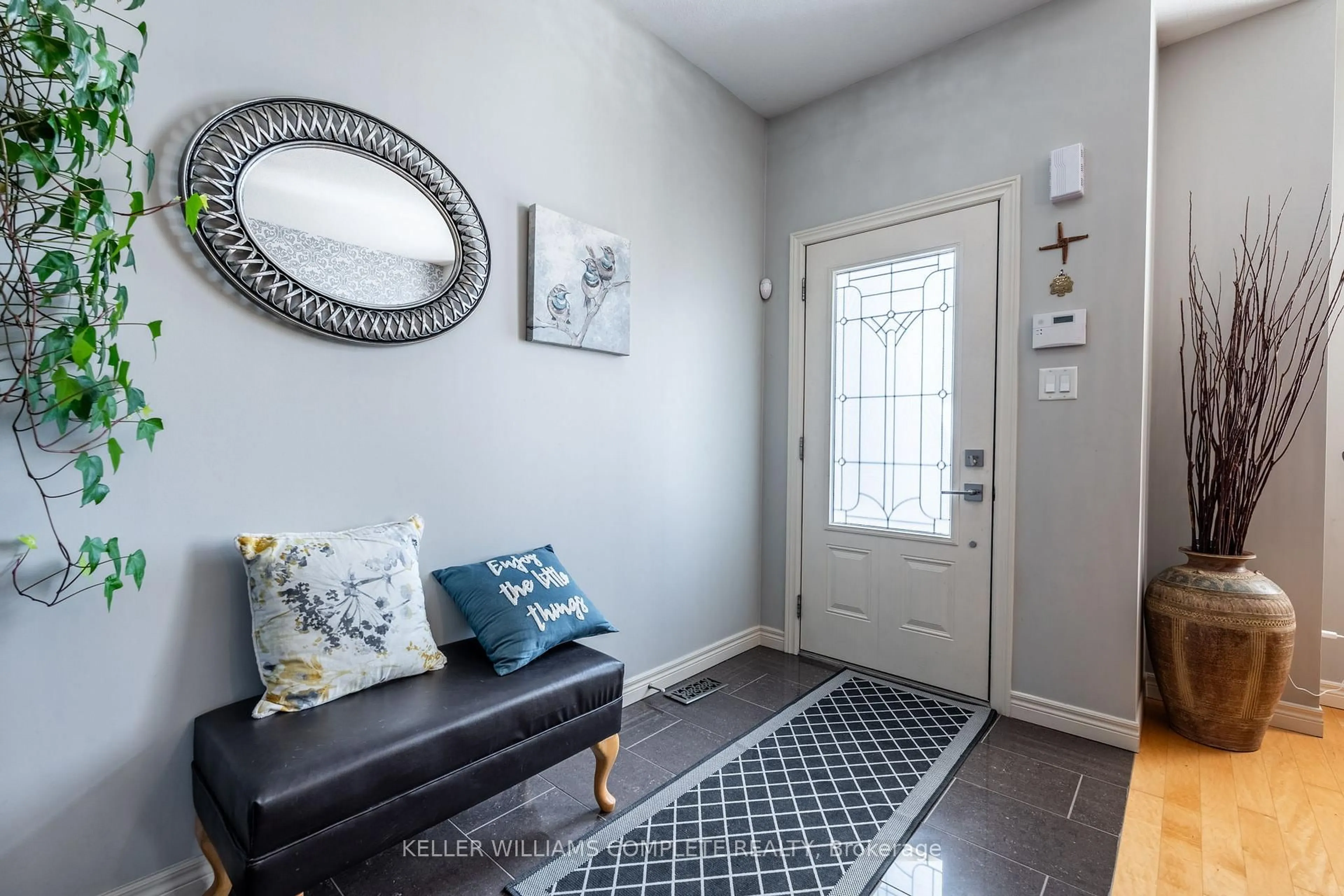 Indoor entryway for 11 O'Leary Dr, Hamilton Ontario L9K 0B5