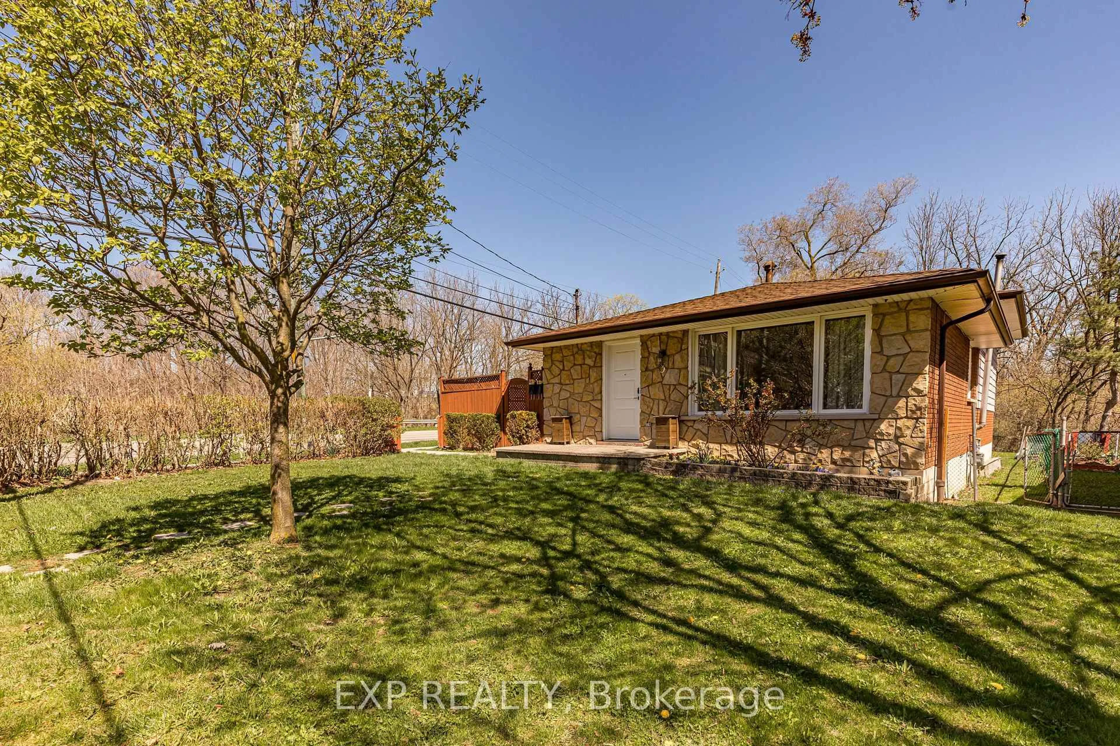 A pic from outside/outdoor area/front of a property/back of a property/a pic from drone, unknown for 3 Veevers Dr, Hamilton Ontario L8K 5P6