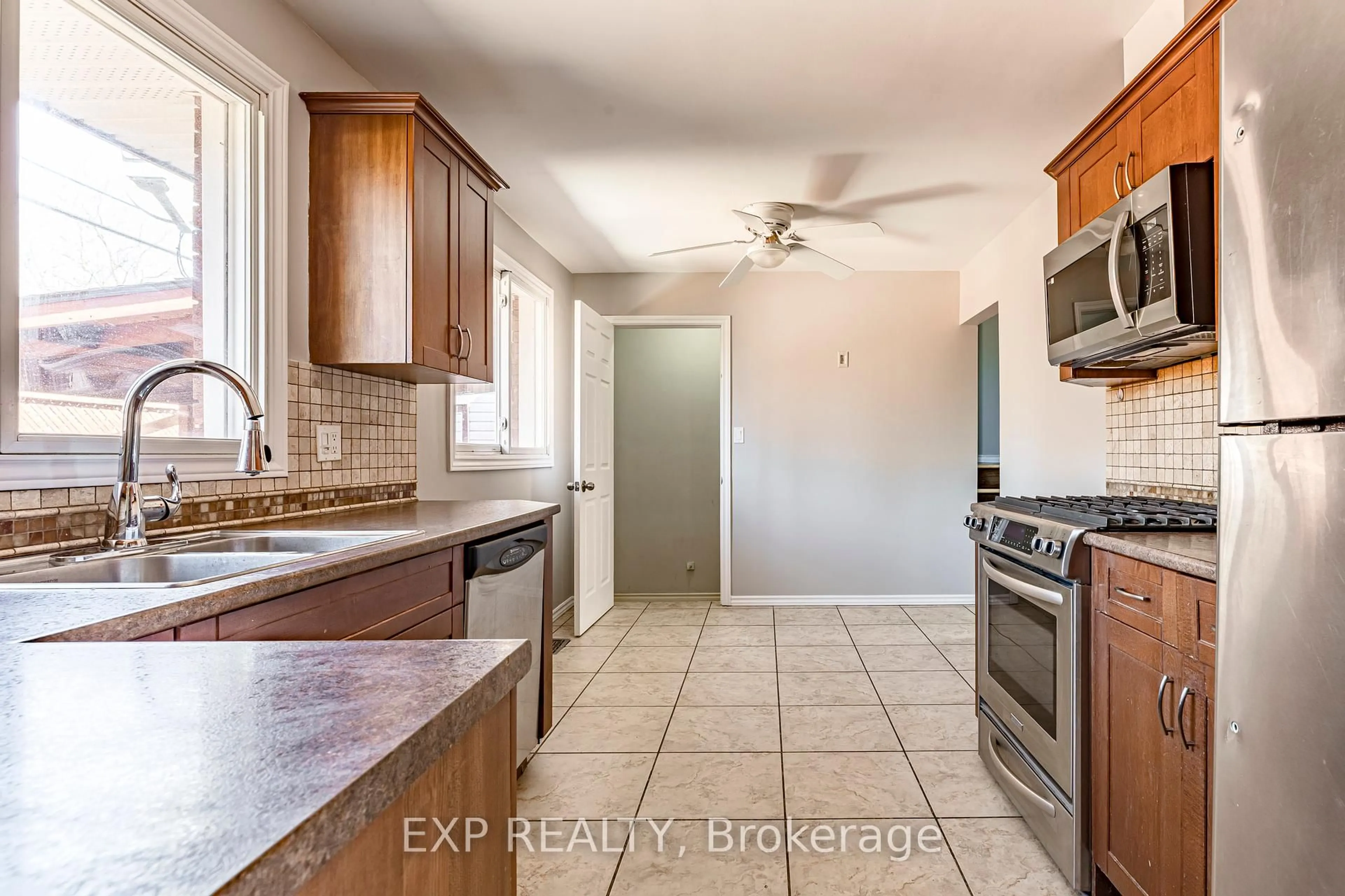 Standard kitchen, ceramic/tile floor for 3 Veevers Dr, Hamilton Ontario L8K 5P6