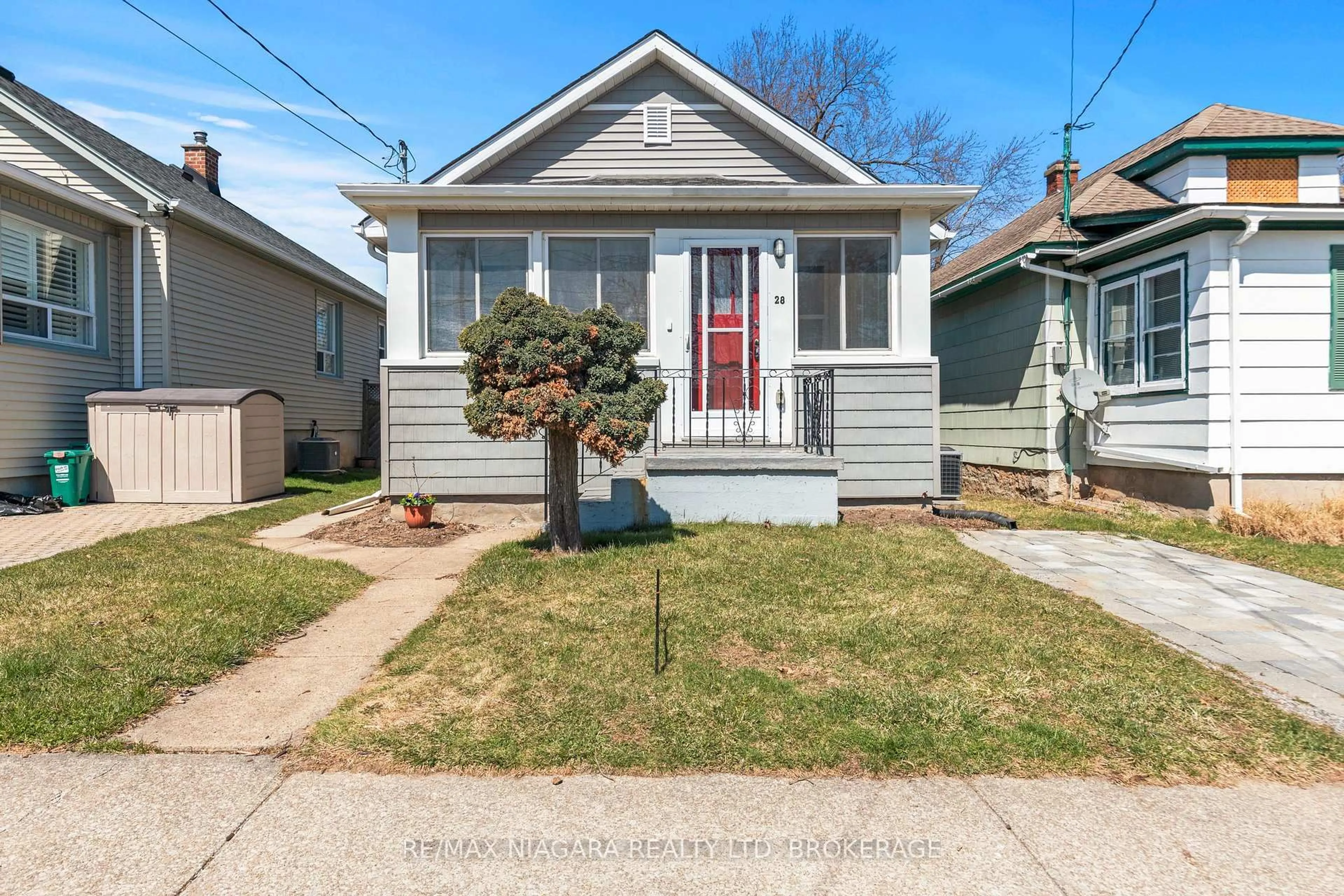 Home with vinyl exterior material, street for 28 ANN St, Thorold Ontario L2V 2J5